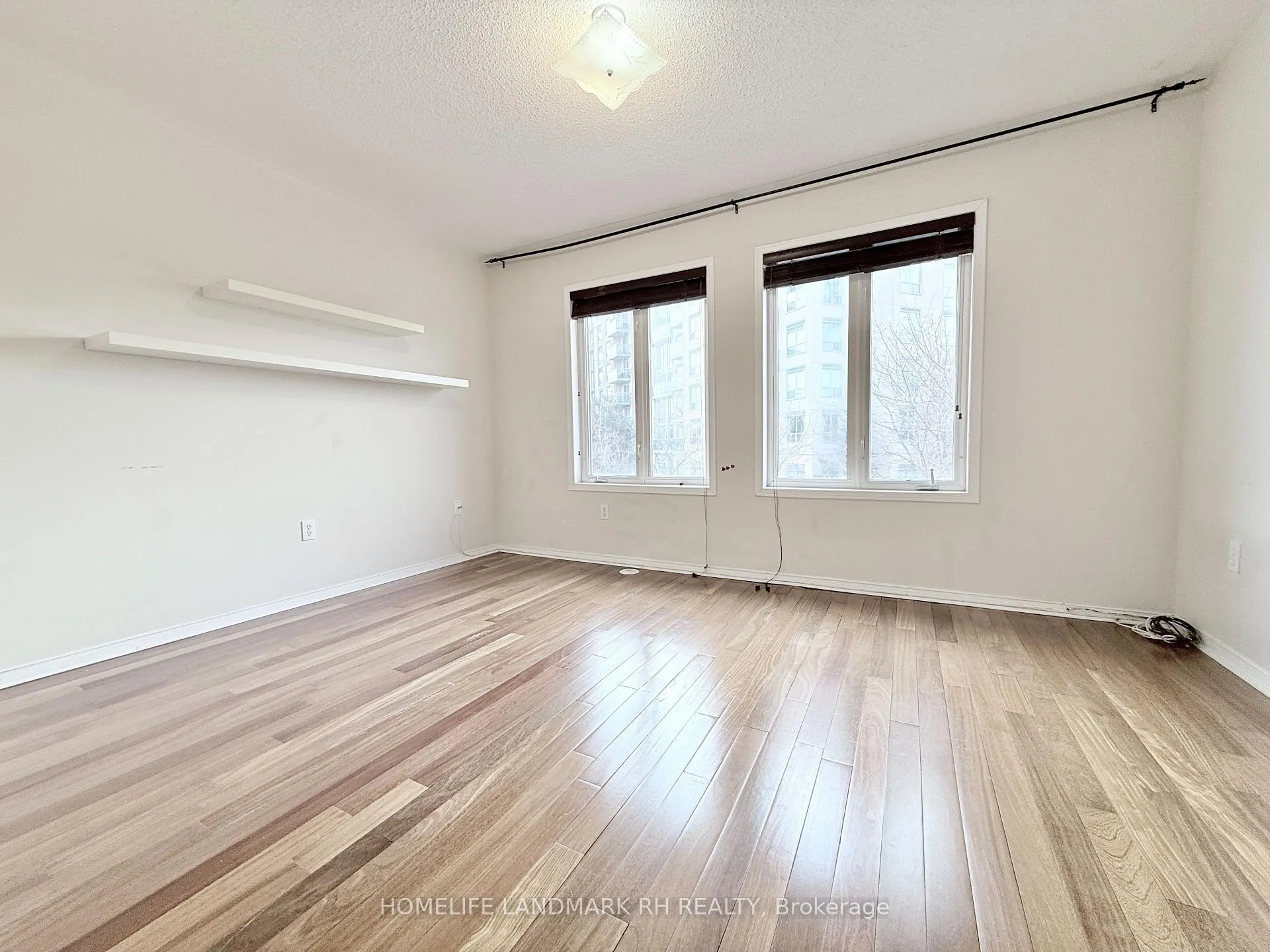 Photo 8 of 5 Coburg Crescent, Richmond Hill, Langstaff — HOMEH