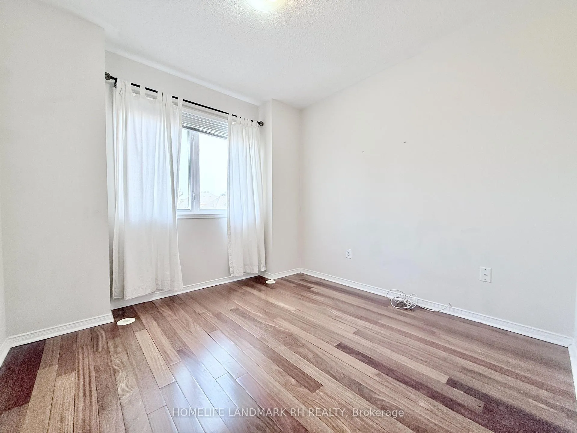 Photo 10 of 5 Coburg Crescent, Richmond Hill, Langstaff — HOMEH