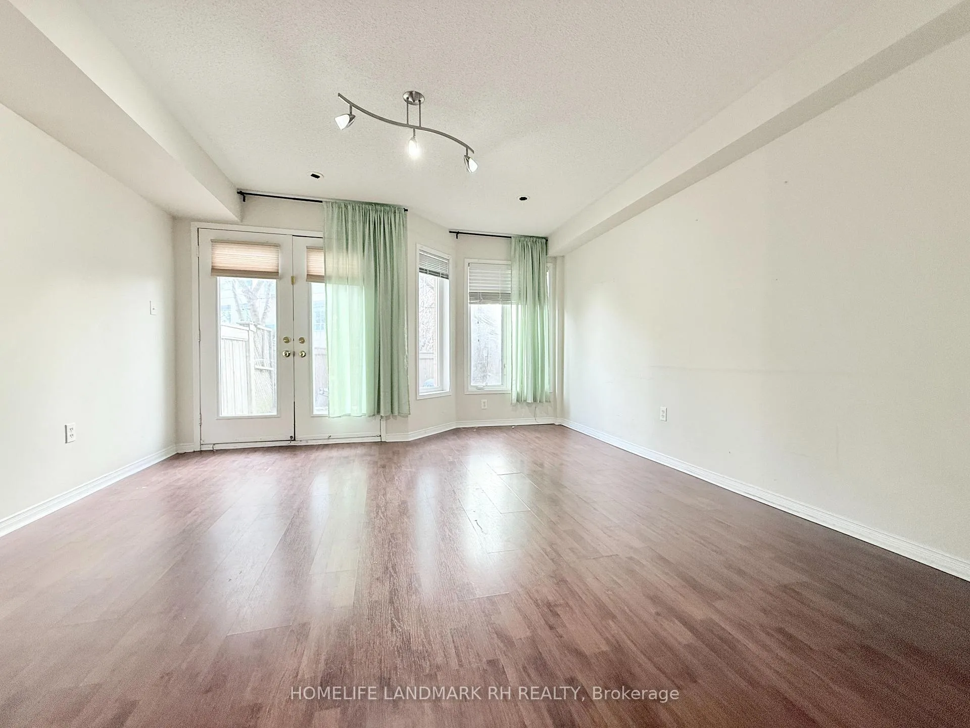 Photo 13 of 5 Coburg Crescent, Richmond Hill, Langstaff — HOMEH