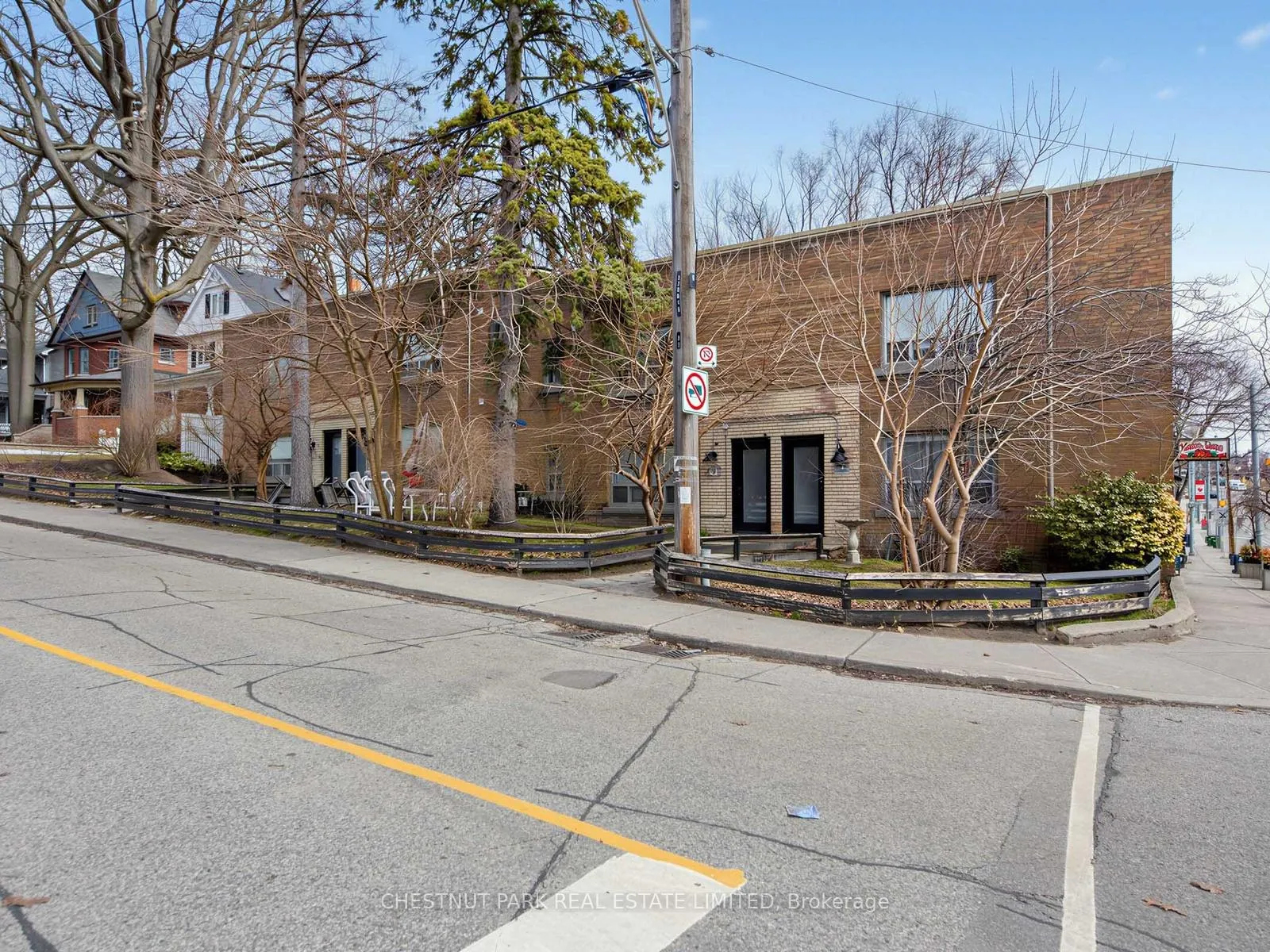 Front of Unit R, 1 Kingswood Road