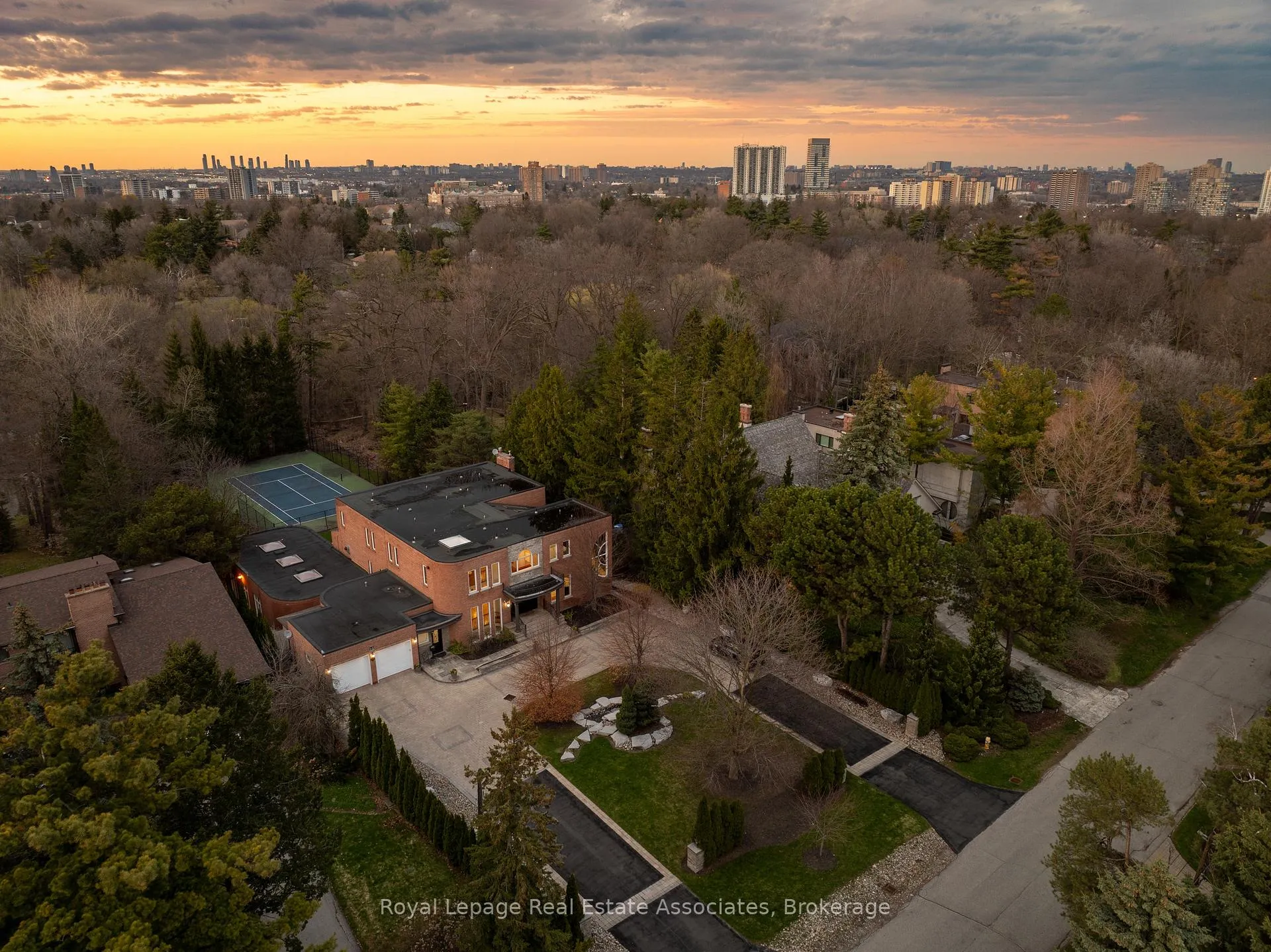 Photo 3 of 12 Westmount Park Road, Etobicoke, Humber Heights — HOMEH