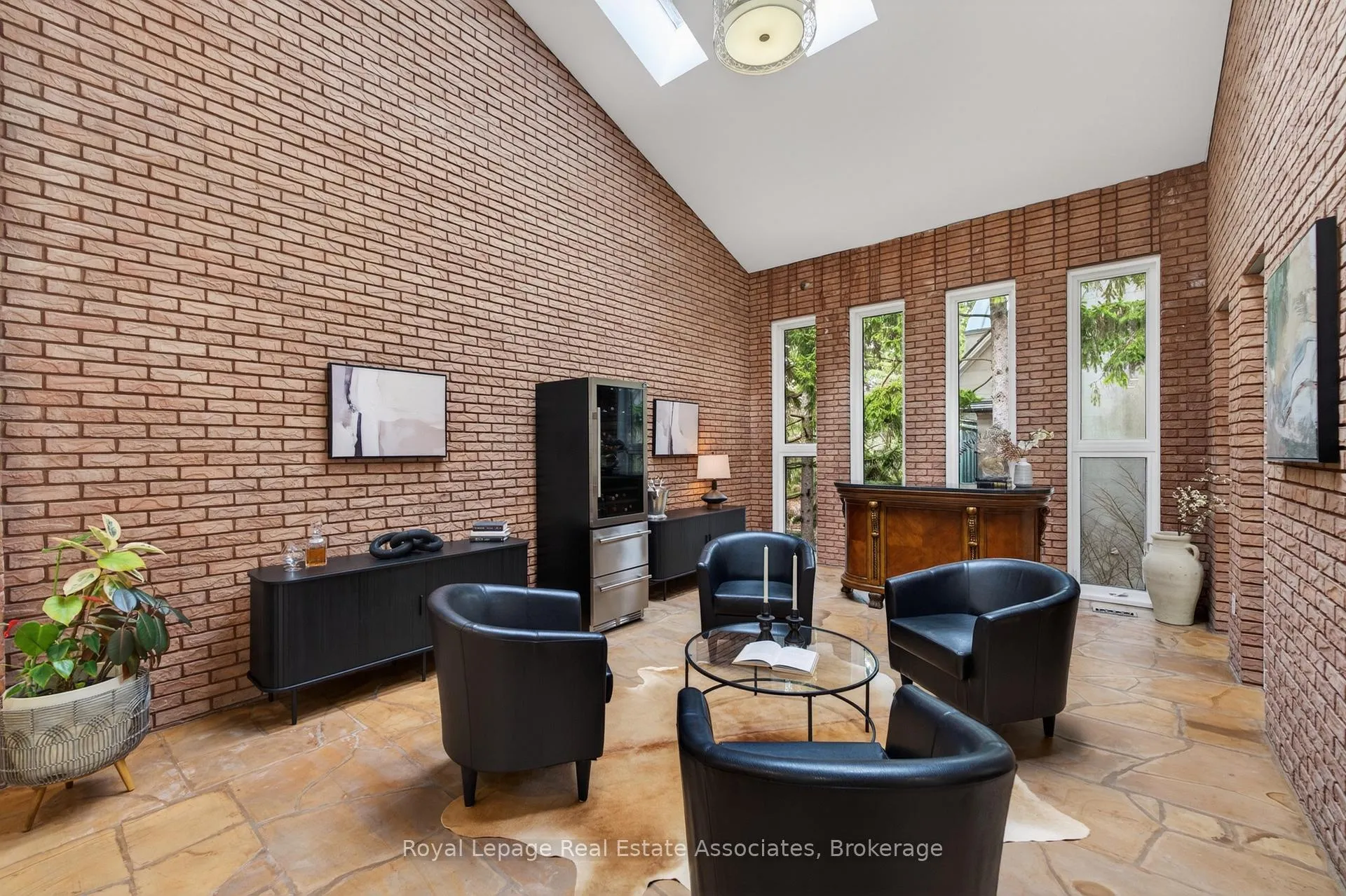 Photo 6 of 12 Westmount Park Road, Etobicoke, Humber Heights — HOMEH