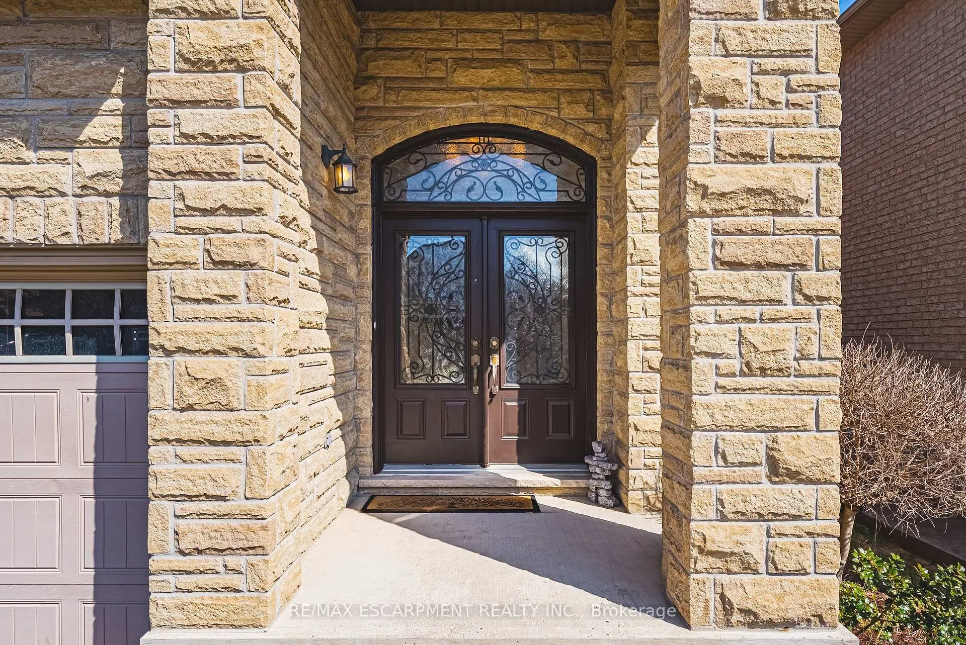 Photo 2 of 405 Valridge Drive, Hamilton, Ancaster — HOMEH