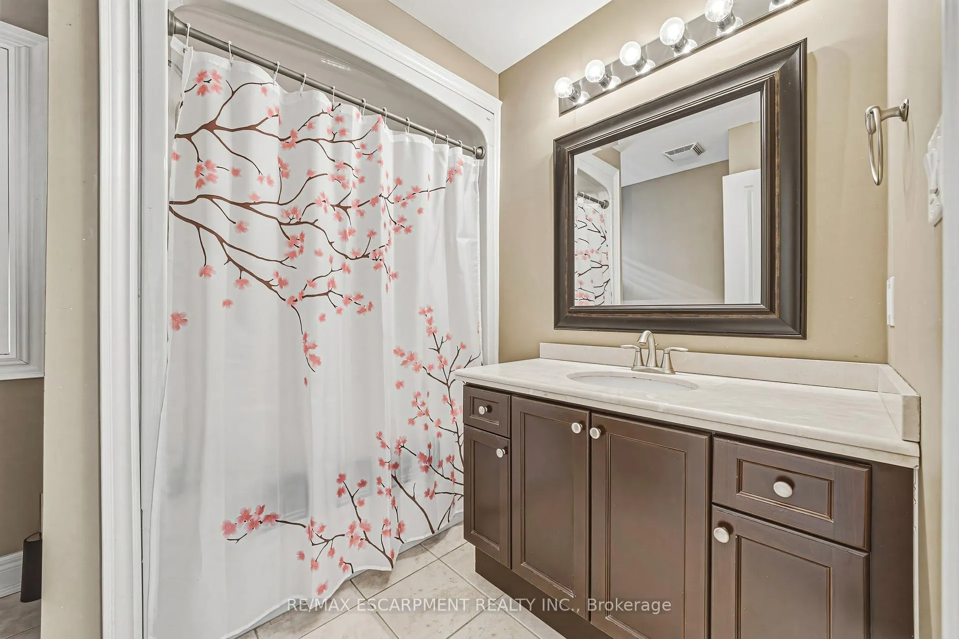 Photo 33 of 405 Valridge Drive, Hamilton, Ancaster — HOMEH