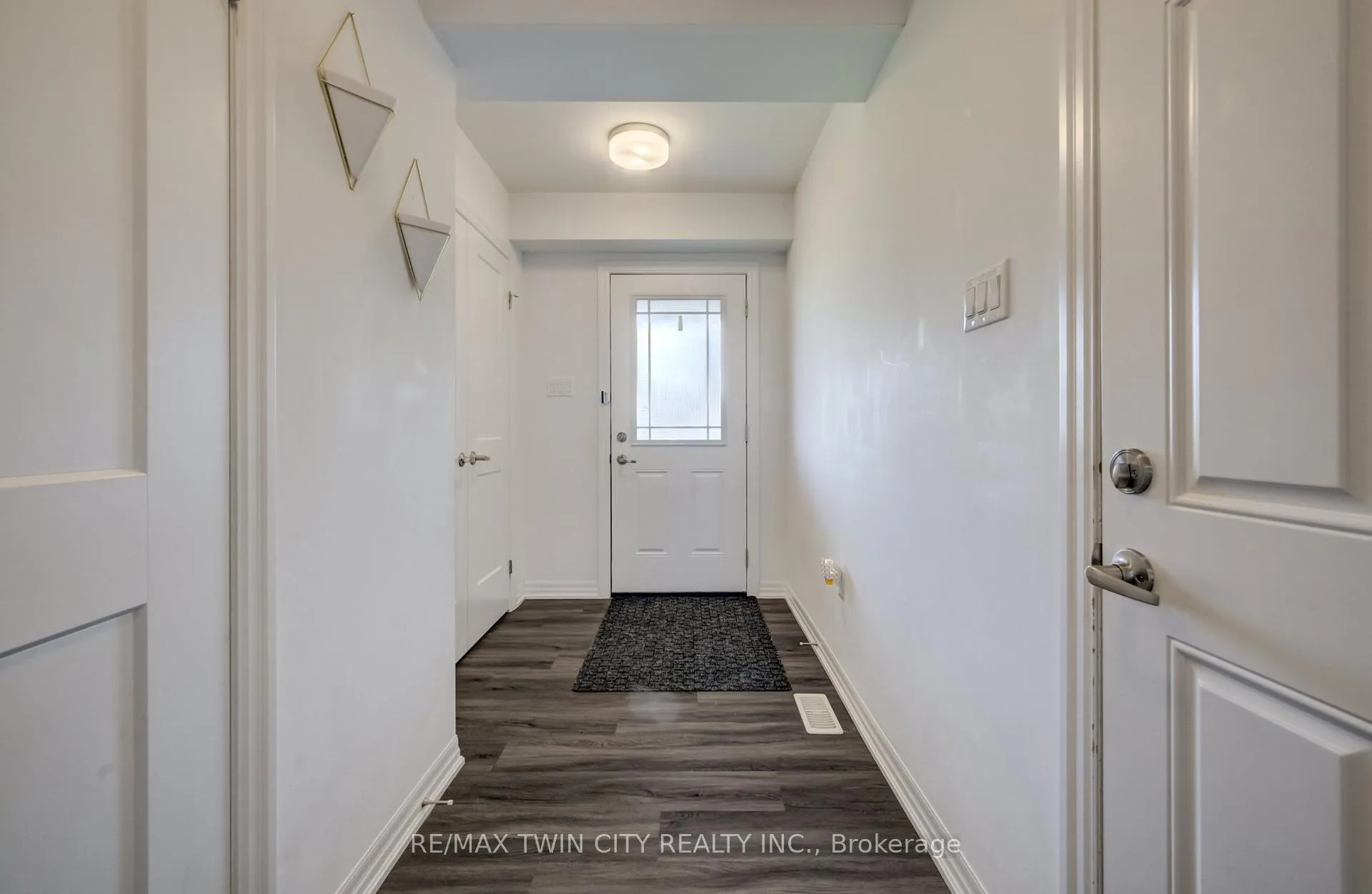 Photo 4 of 36 Bawcutt Crescent, Brant, Paris — HOMEH