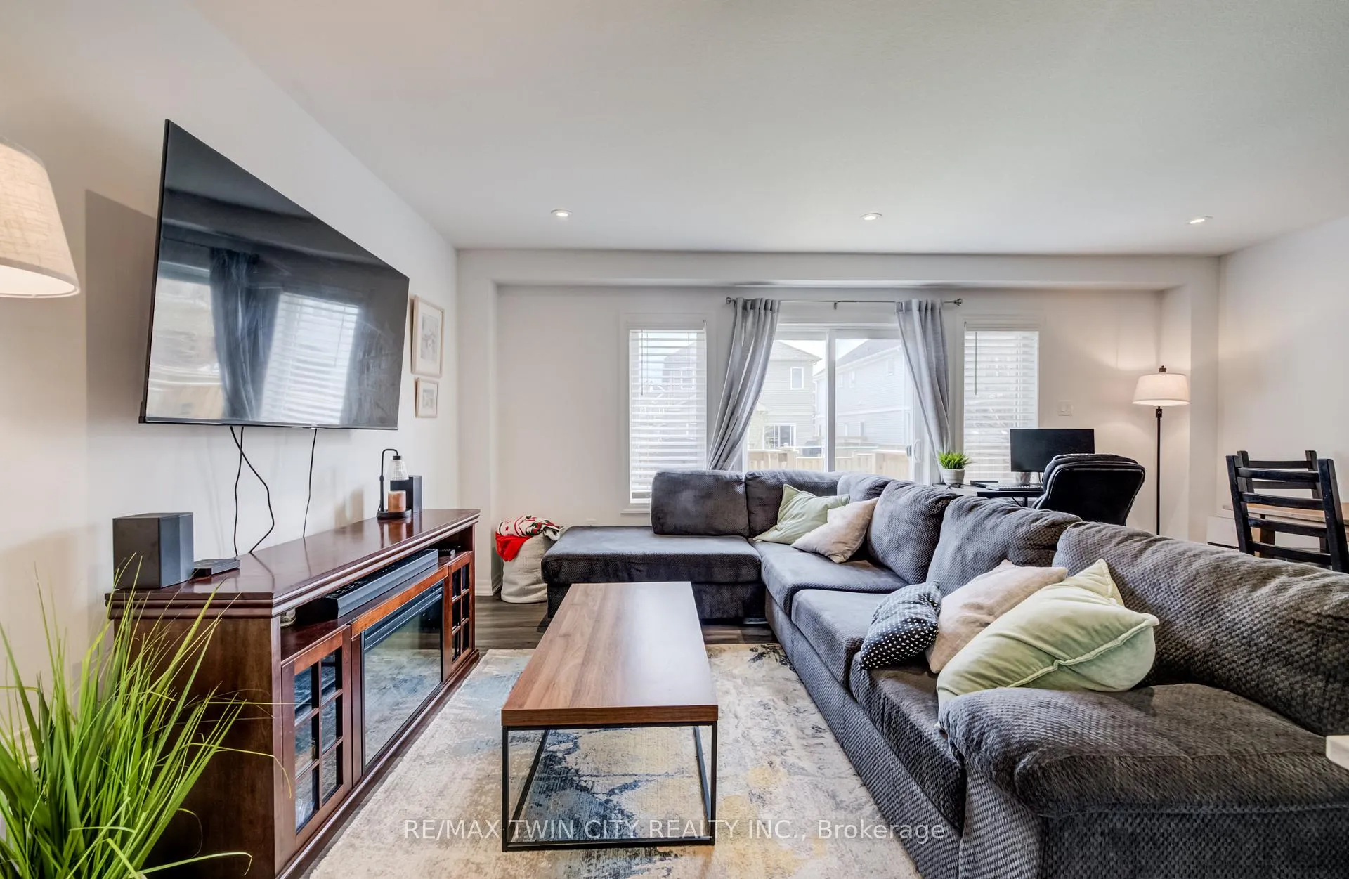 Photo 13 of 36 Bawcutt Crescent, Brant, Paris — HOMEH
