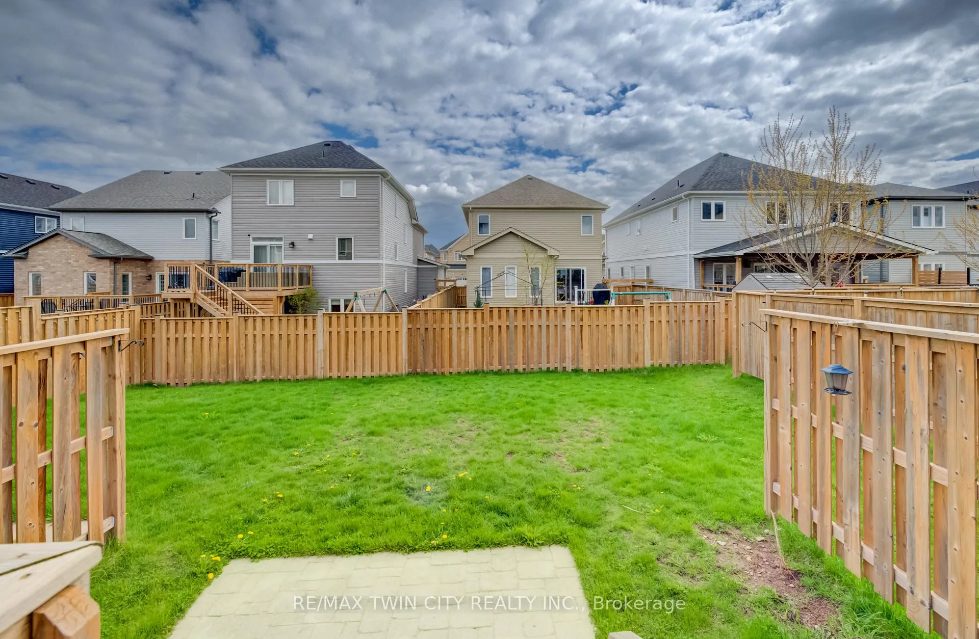 Photo 28 of 36 Bawcutt Crescent, Brant, Paris — HOMEH