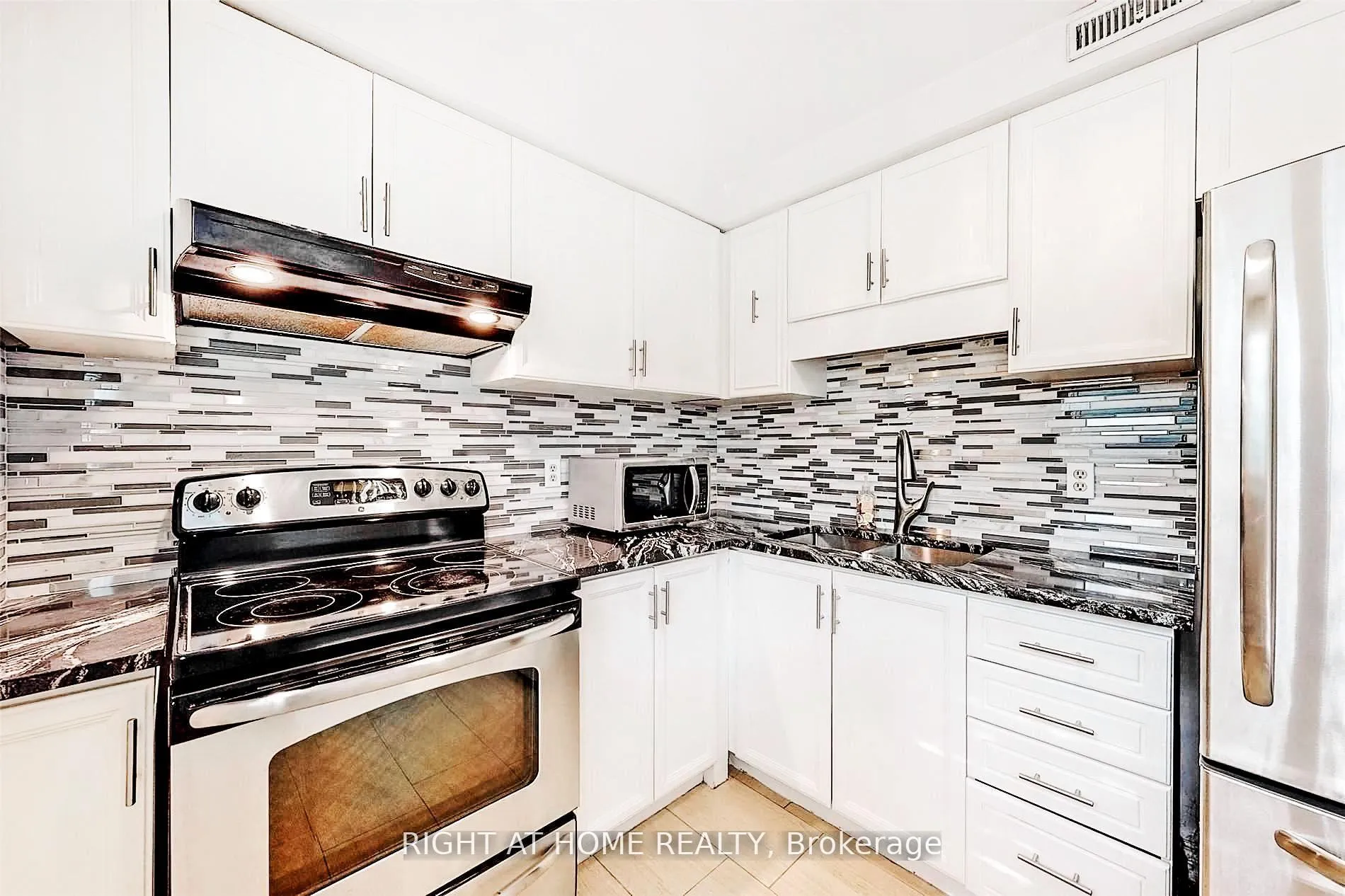 Photo 4 of Unit 3, 20 Evergreen Court, Barrie, Ardagh — HOMEH