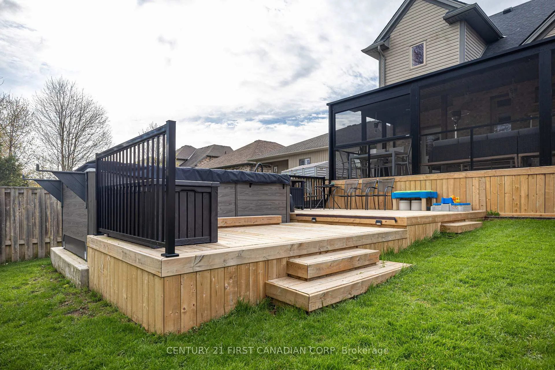 Photo 8 of 122 Joseph Street, Lucan Biddulph, Lucan — HOMEH