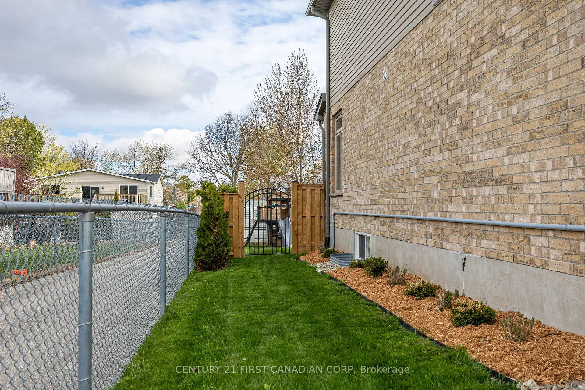 Photo 11 of 122 Joseph Street, Lucan Biddulph, Lucan — HOMEH