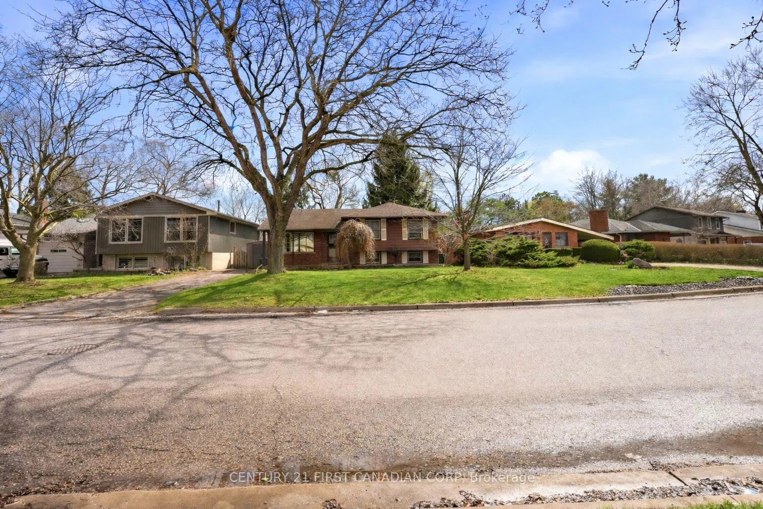Photo 3 of 25 Glanworth Avenue, St. Thomas — HOMEH