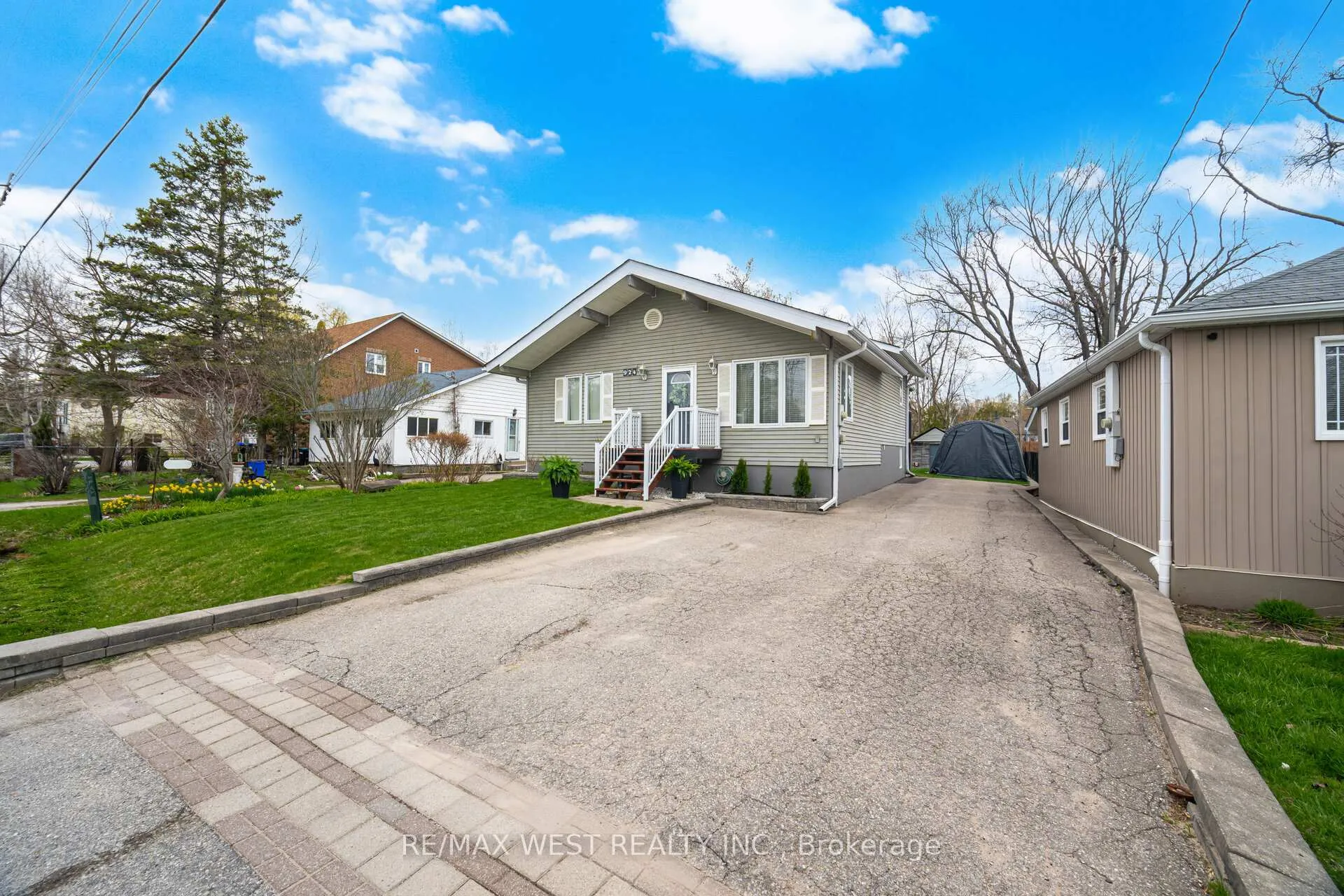 Photo 2 of 924 Vicrol Drive, Innisfil, Alcona — HOMEH