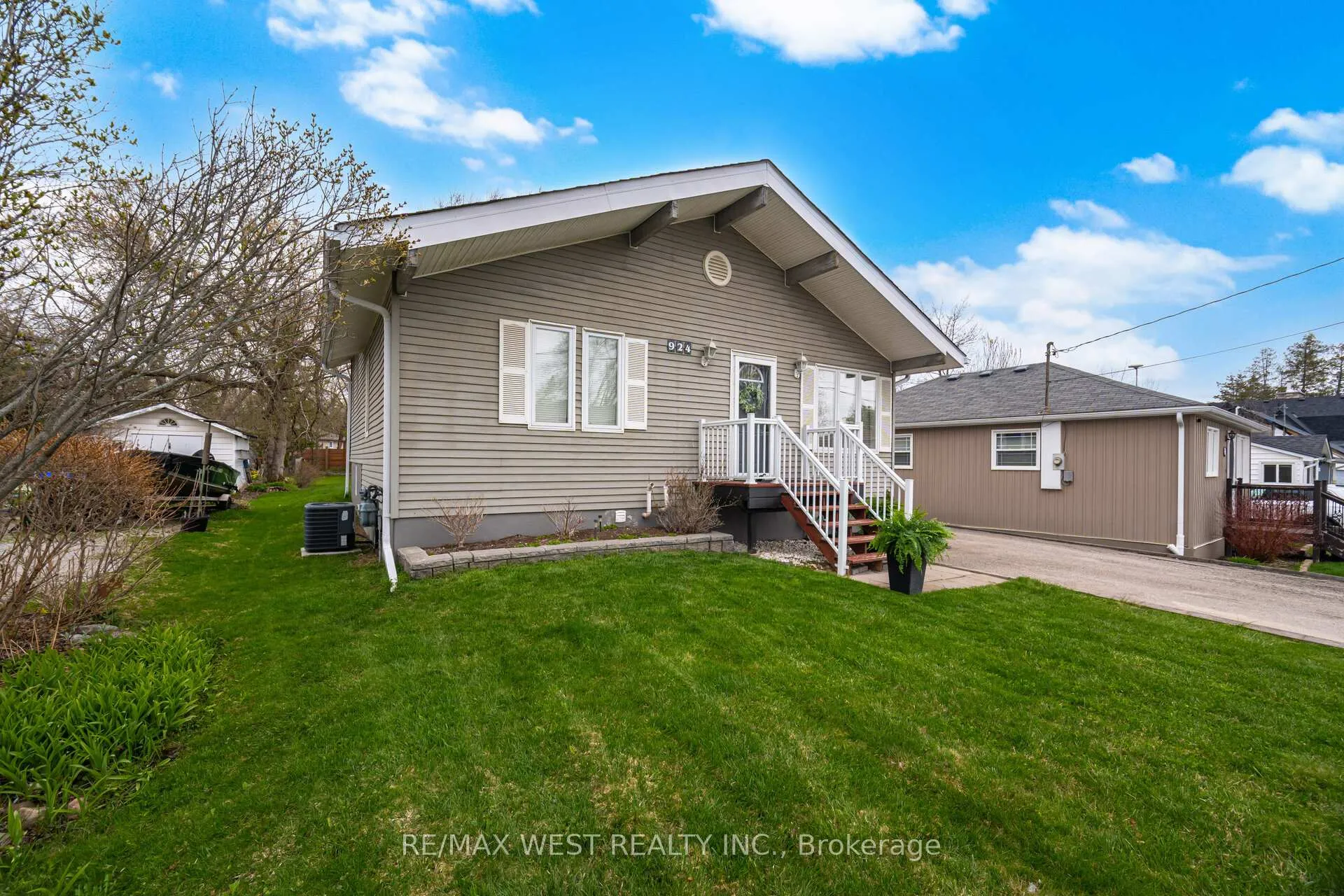 Photo 3 of 924 Vicrol Drive, Innisfil, Alcona — HOMEH