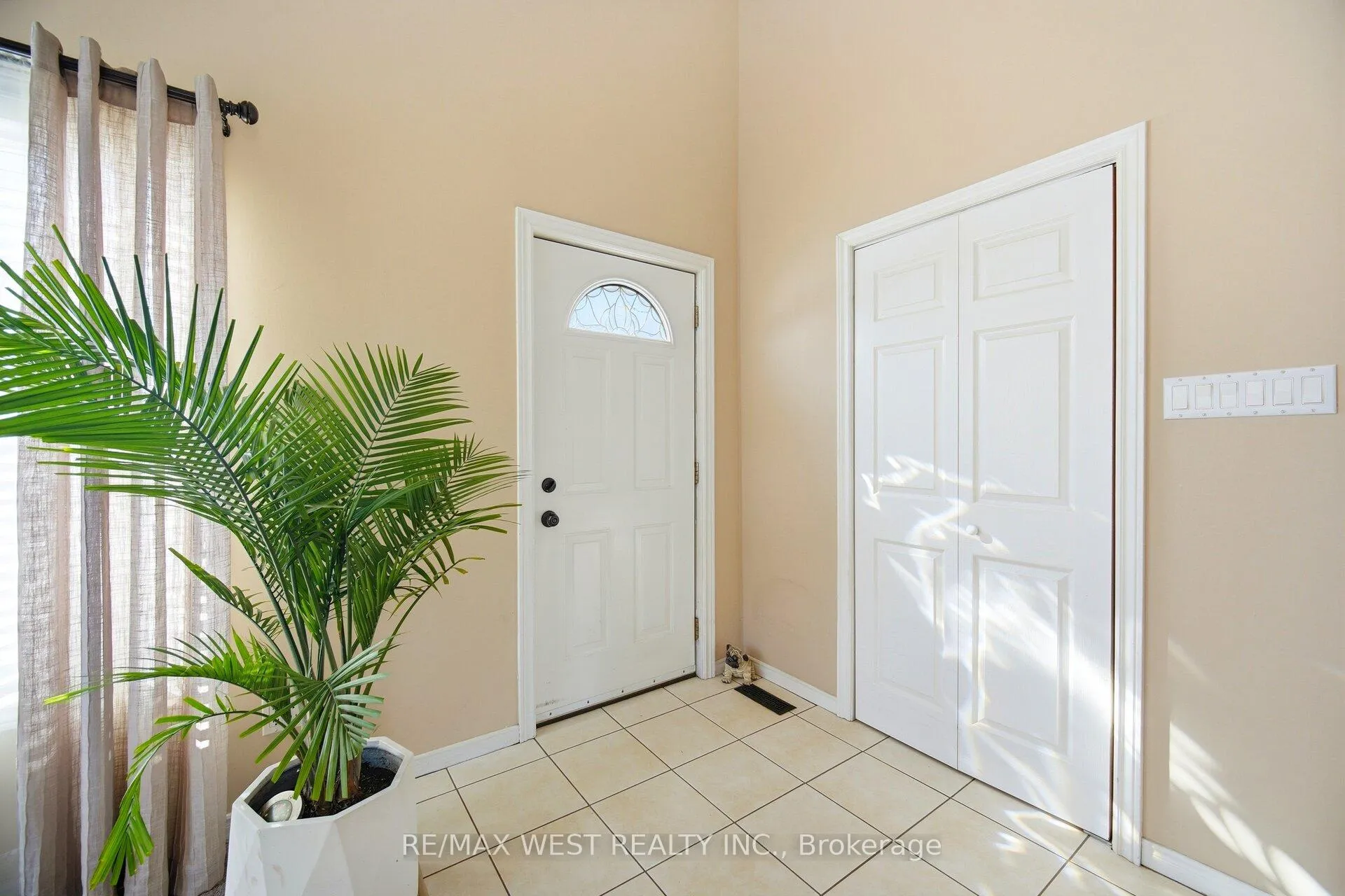 Photo 4 of 924 Vicrol Drive, Innisfil, Alcona — HOMEH