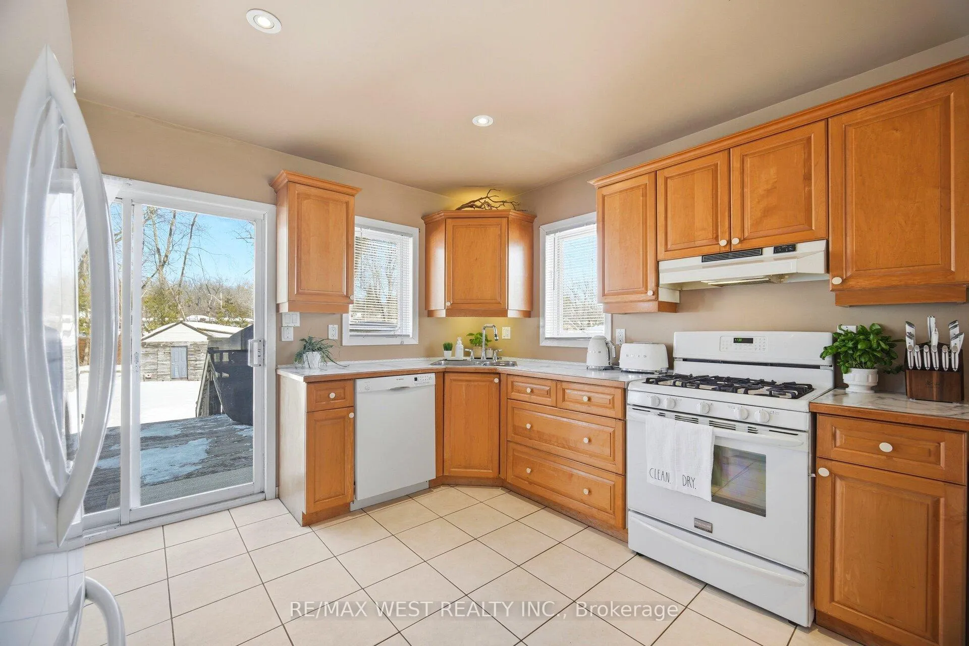 Photo 10 of 924 Vicrol Drive, Innisfil, Alcona — HOMEH