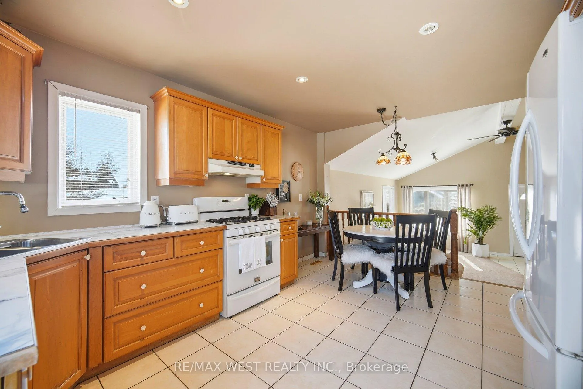 Photo 12 of 924 Vicrol Drive, Innisfil, Alcona — HOMEH
