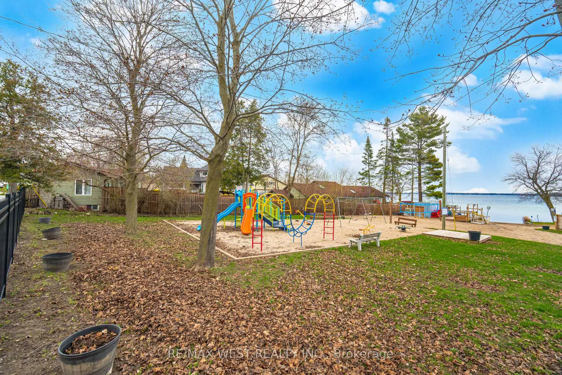 Photo 42 of 924 Vicrol Drive, Innisfil, Alcona — HOMEH