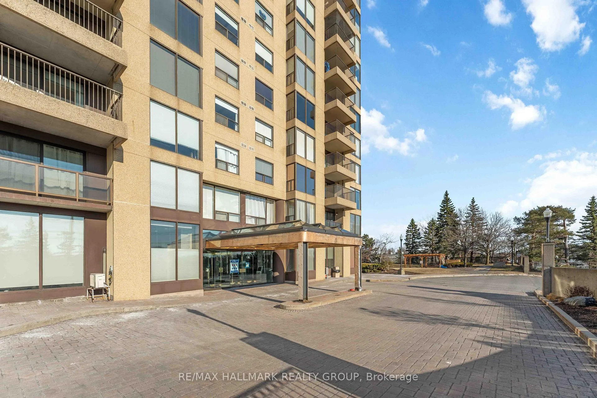 Photo 2 of Unit 906, 545 St Laurent Boulevard, Ottawa, Viscount Alexander Park — HOMEH