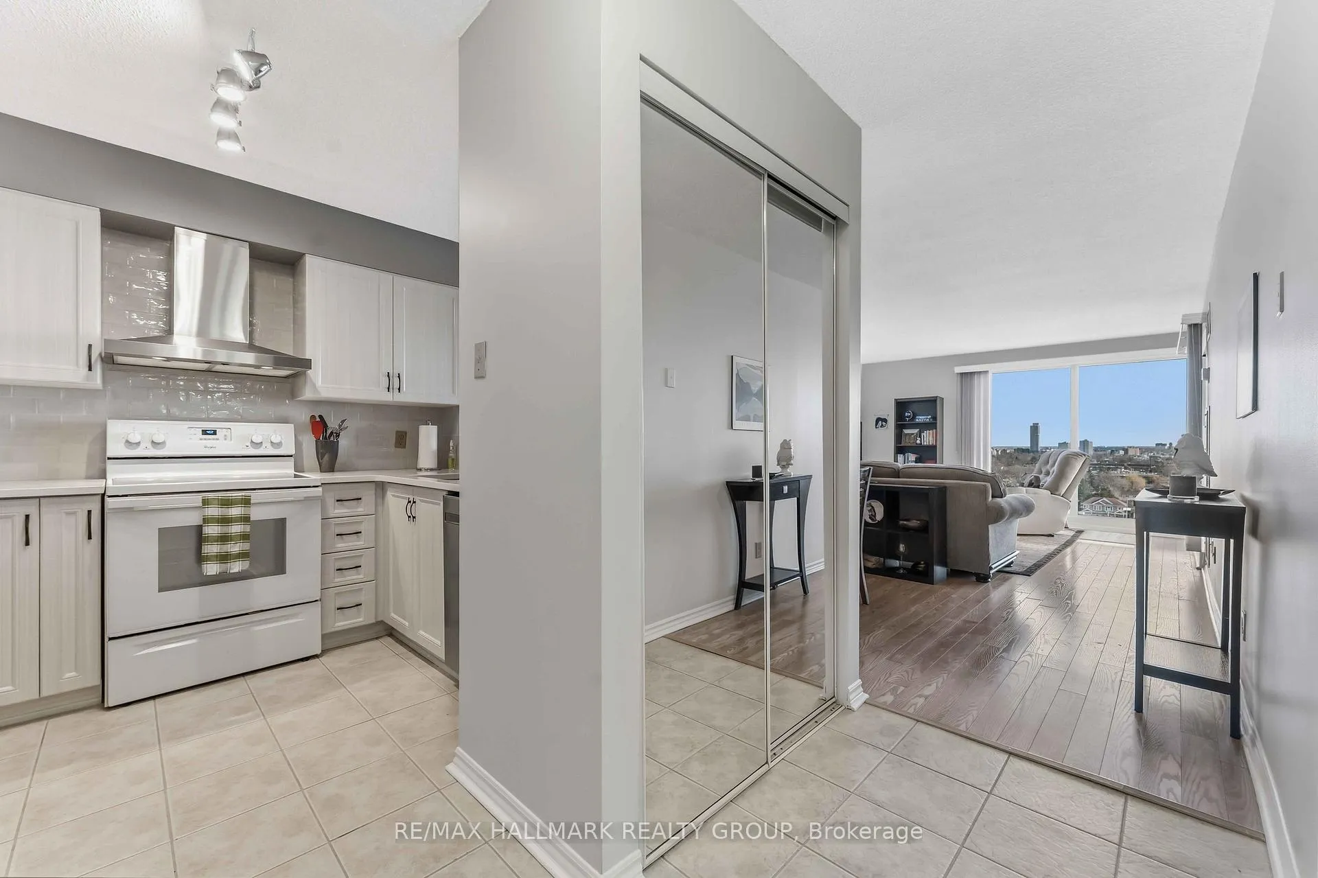 Photo 7 of Unit 906, 545 St Laurent Boulevard, Ottawa, Viscount Alexander Park — HOMEH