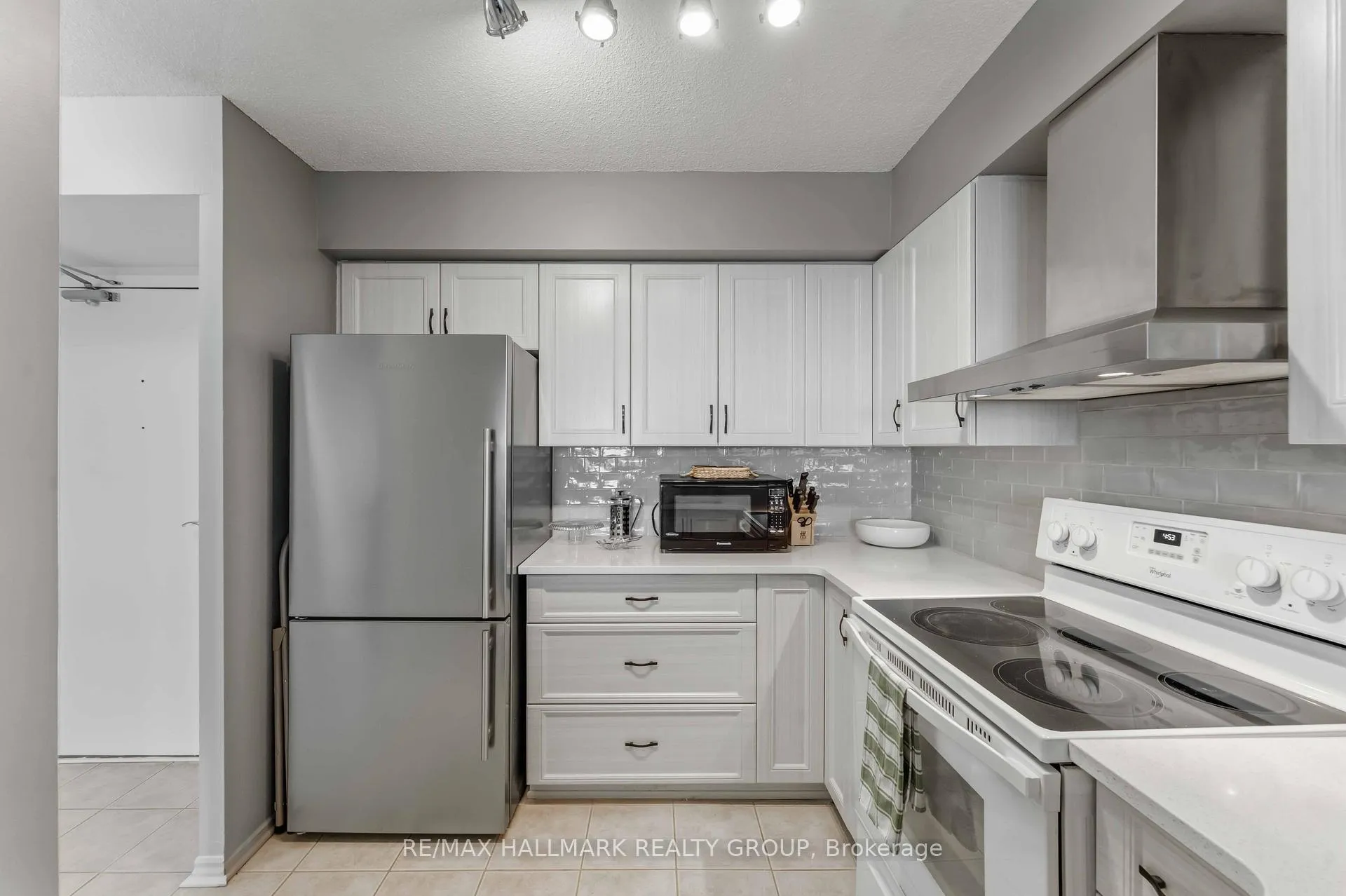 Photo 8 of Unit 906, 545 St Laurent Boulevard, Ottawa, Viscount Alexander Park — HOMEH