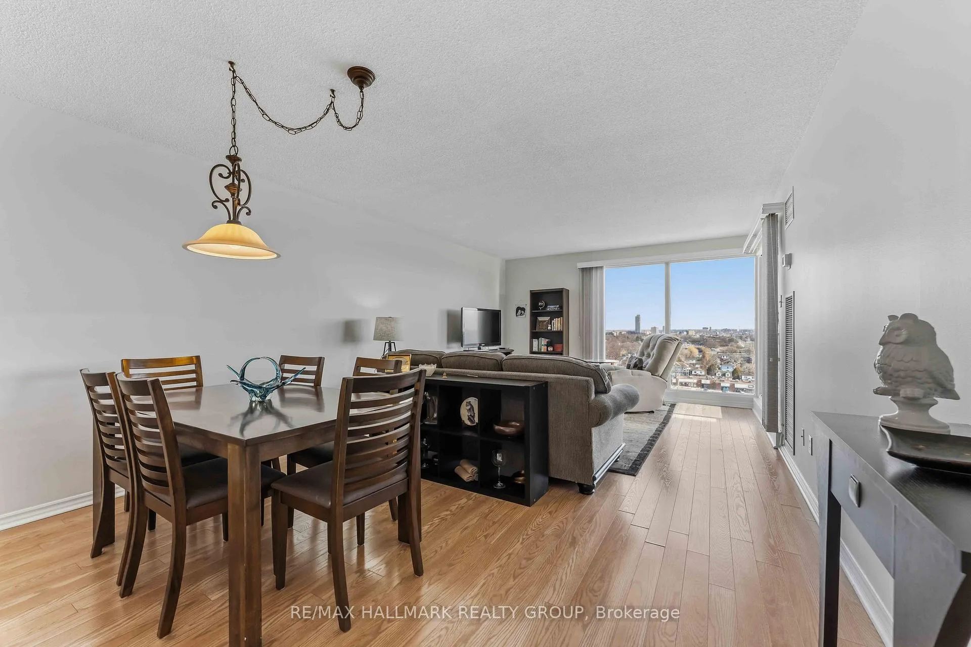 Photo 9 of Unit 906, 545 St Laurent Boulevard, Ottawa, Viscount Alexander Park — HOMEH