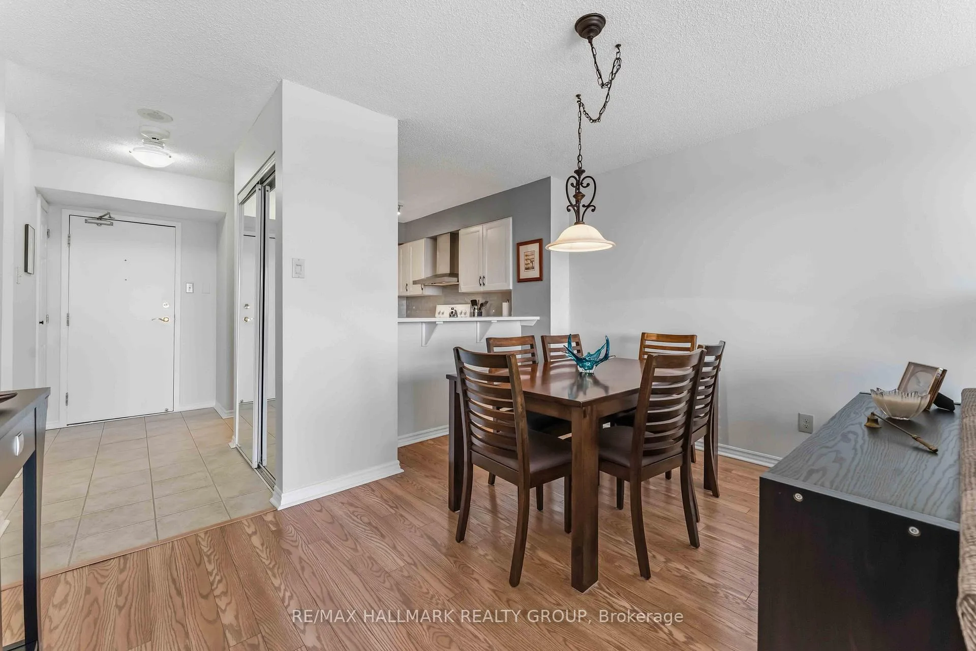 Photo 10 of Unit 906, 545 St Laurent Boulevard, Ottawa, Viscount Alexander Park — HOMEH