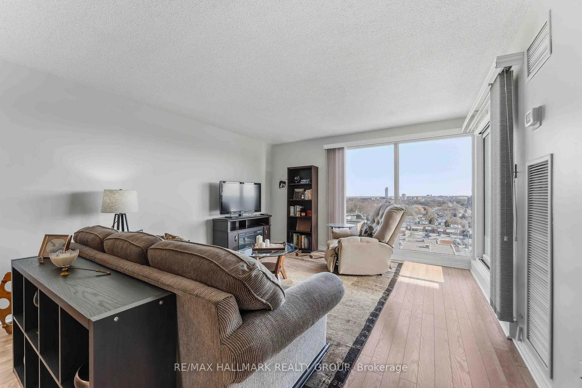Photo 12 of Unit 906, 545 St Laurent Boulevard, Ottawa, Viscount Alexander Park — HOMEH