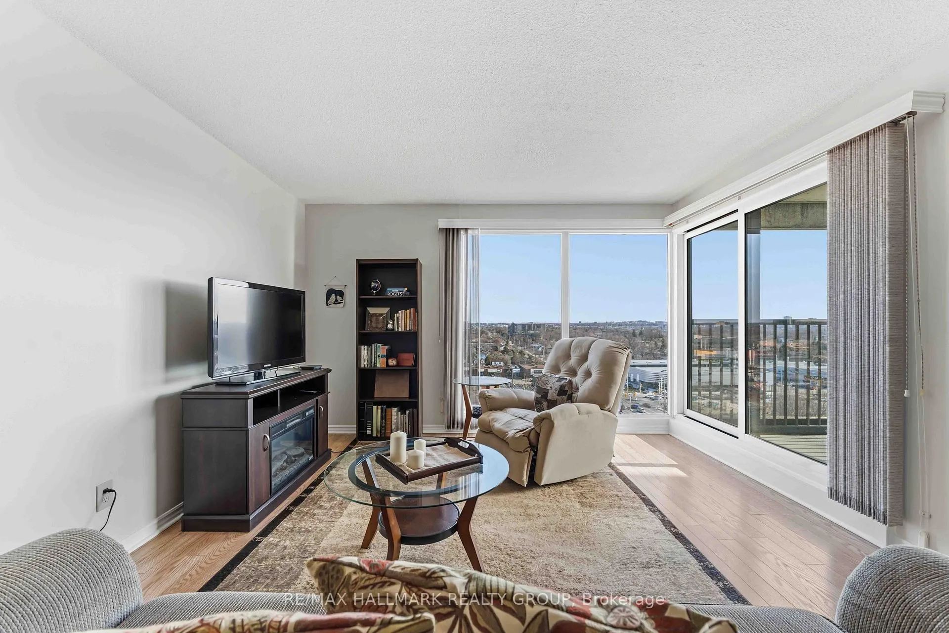 Photo 13 of Unit 906, 545 St Laurent Boulevard, Ottawa, Viscount Alexander Park — HOMEH