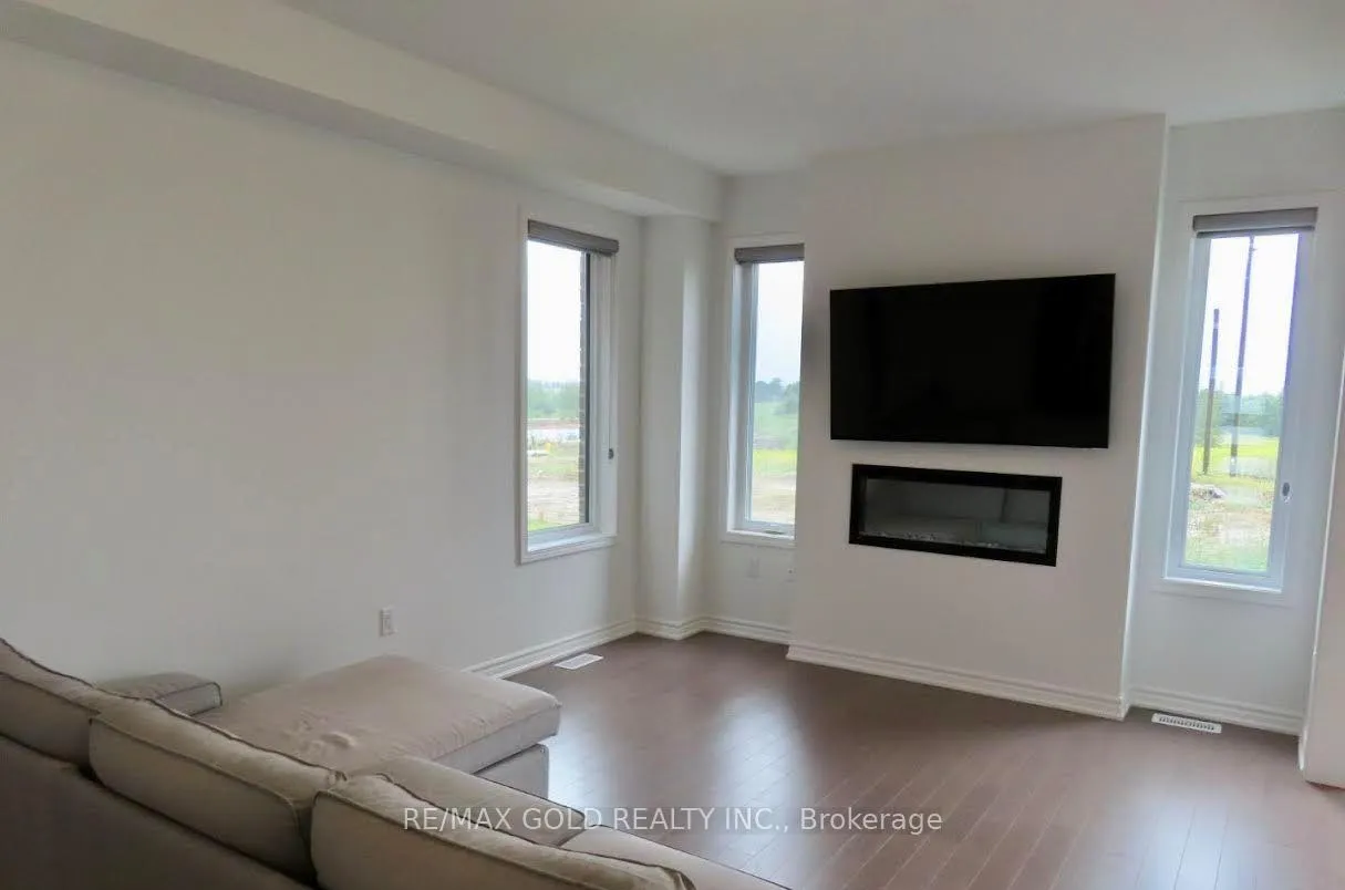 Photo 10 of 50 Yorkshire Drive, Barrie, Rural Barrie Southeast — HOMEH