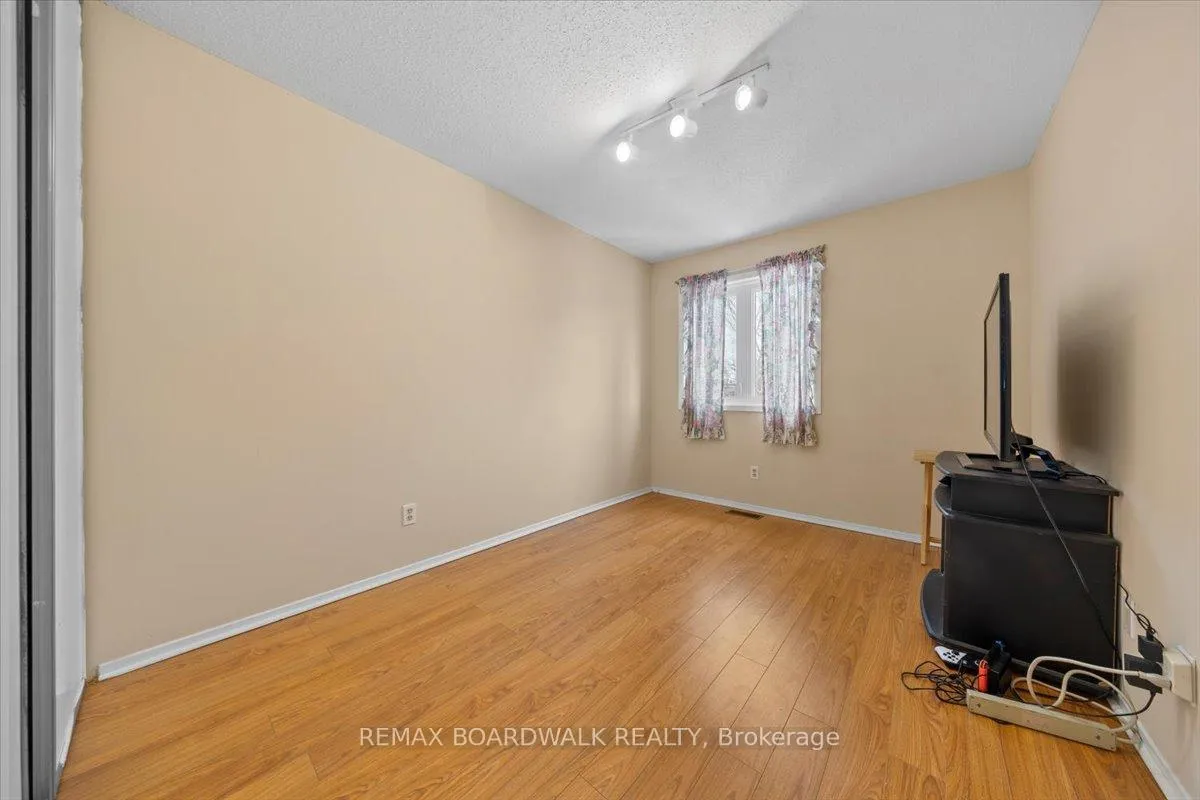 Photo 11 of 1516 Briarfield Crescent, Ottawa, Fallingbrook/Ridgemount — HOMEH