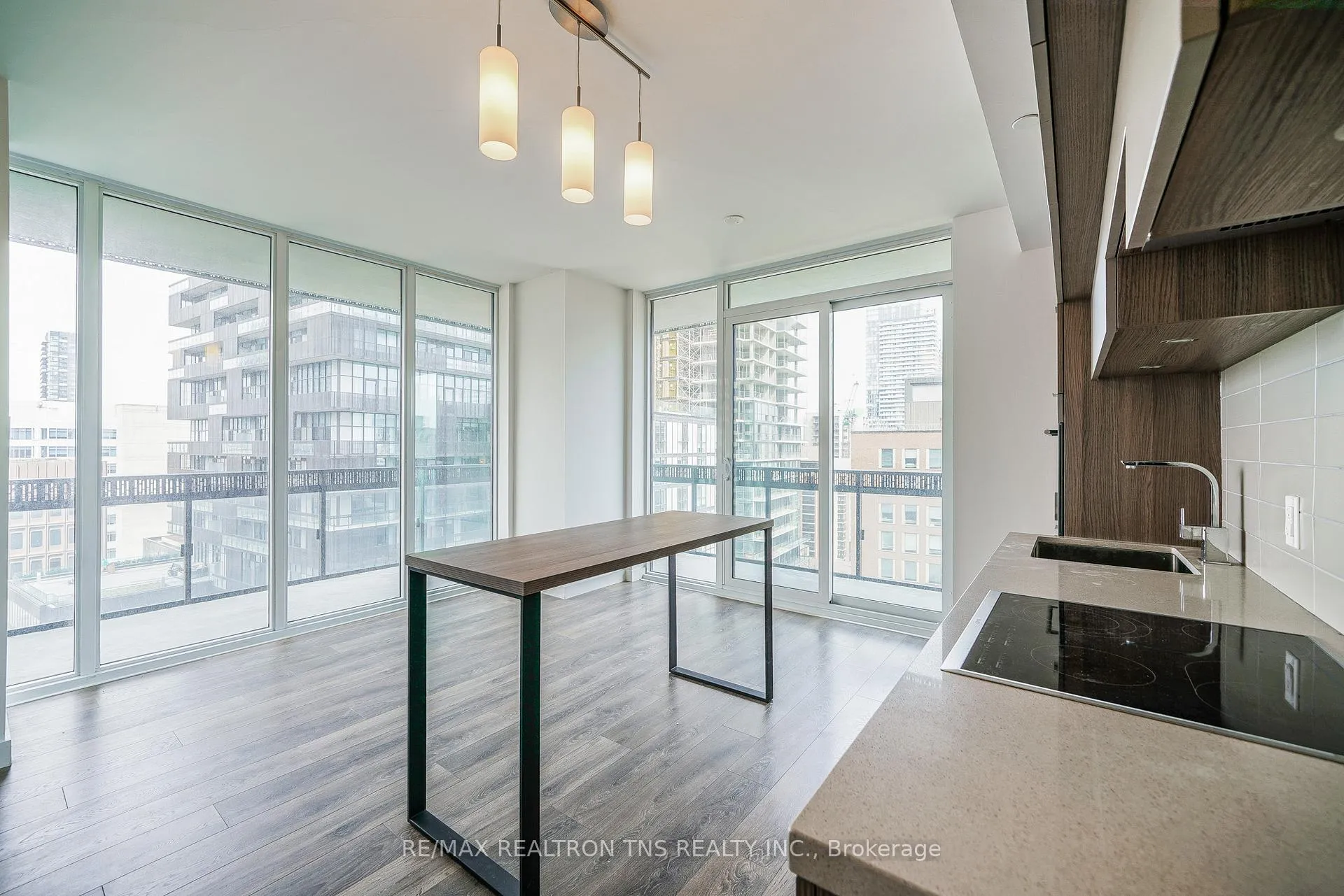 Photo 2 of Unit 908, 8 Eglinton Avenue, Toronto, Mount Pleasant West — HOMEH