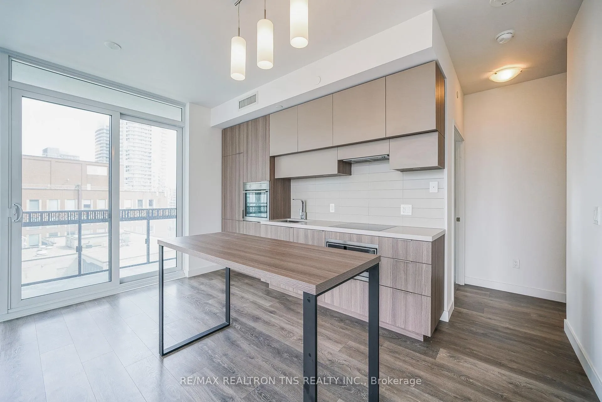Photo 3 of Unit 908, 8 Eglinton Avenue, Toronto, Mount Pleasant West — HOMEH