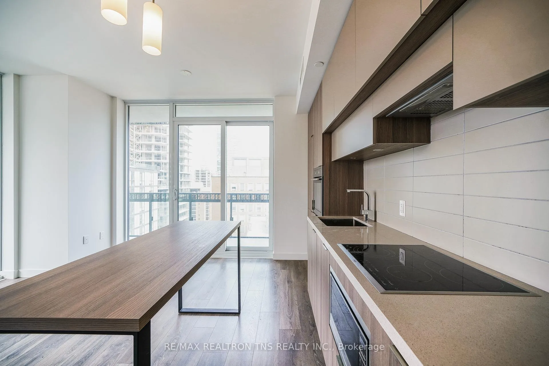 Photo 5 of Unit 908, 8 Eglinton Avenue, Toronto, Mount Pleasant West — HOMEH