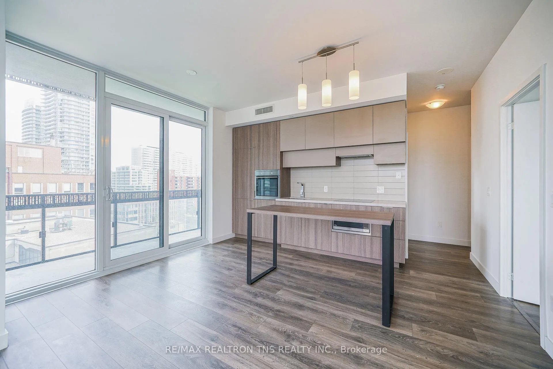 Photo 6 of Unit 908, 8 Eglinton Avenue, Toronto, Mount Pleasant West — HOMEH