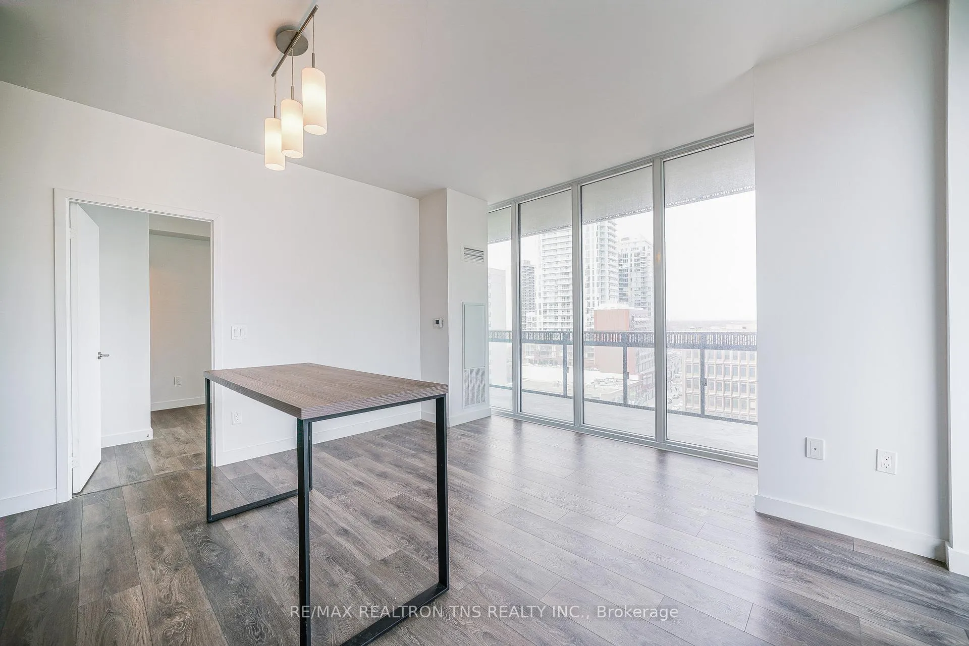 Photo 8 of Unit 908, 8 Eglinton Avenue, Toronto, Mount Pleasant West — HOMEH