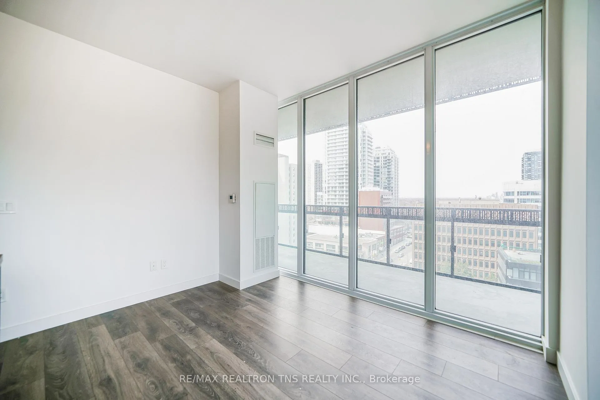 Photo 10 of Unit 908, 8 Eglinton Avenue, Toronto, Mount Pleasant West — HOMEH
