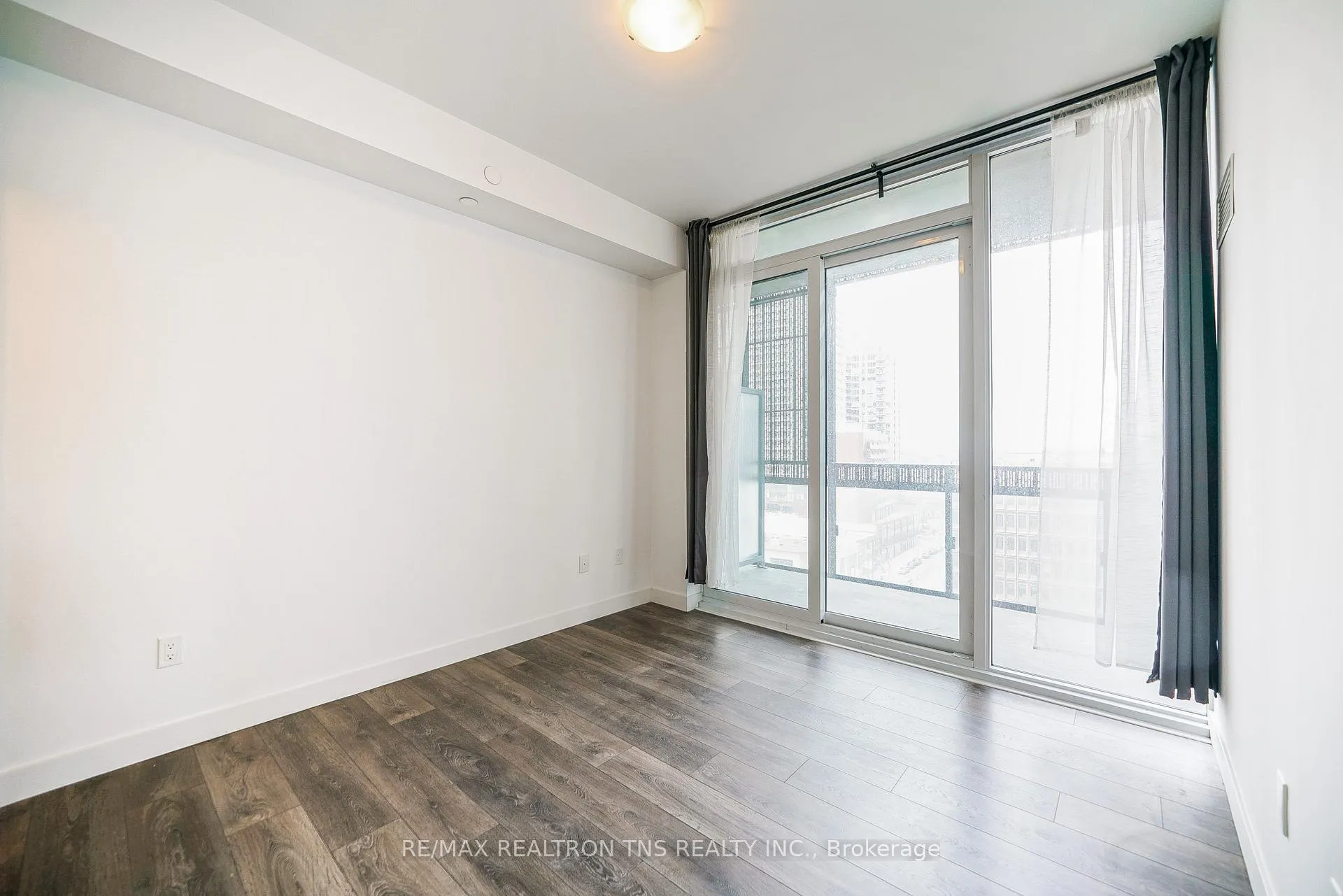 Photo 11 of Unit 908, 8 Eglinton Avenue, Toronto, Mount Pleasant West — HOMEH