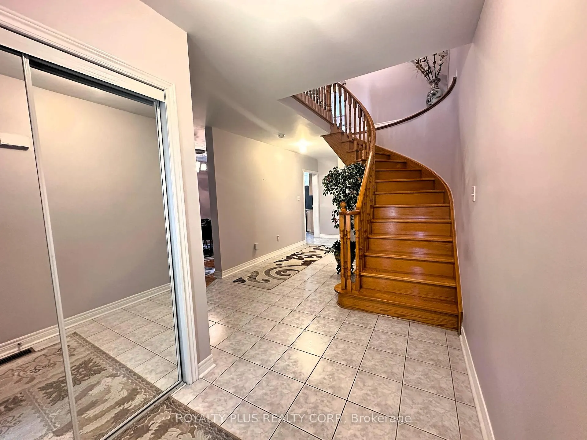 Photo 2 of 156 Villandry Crescent, Vaughan, Maple — HOMEH