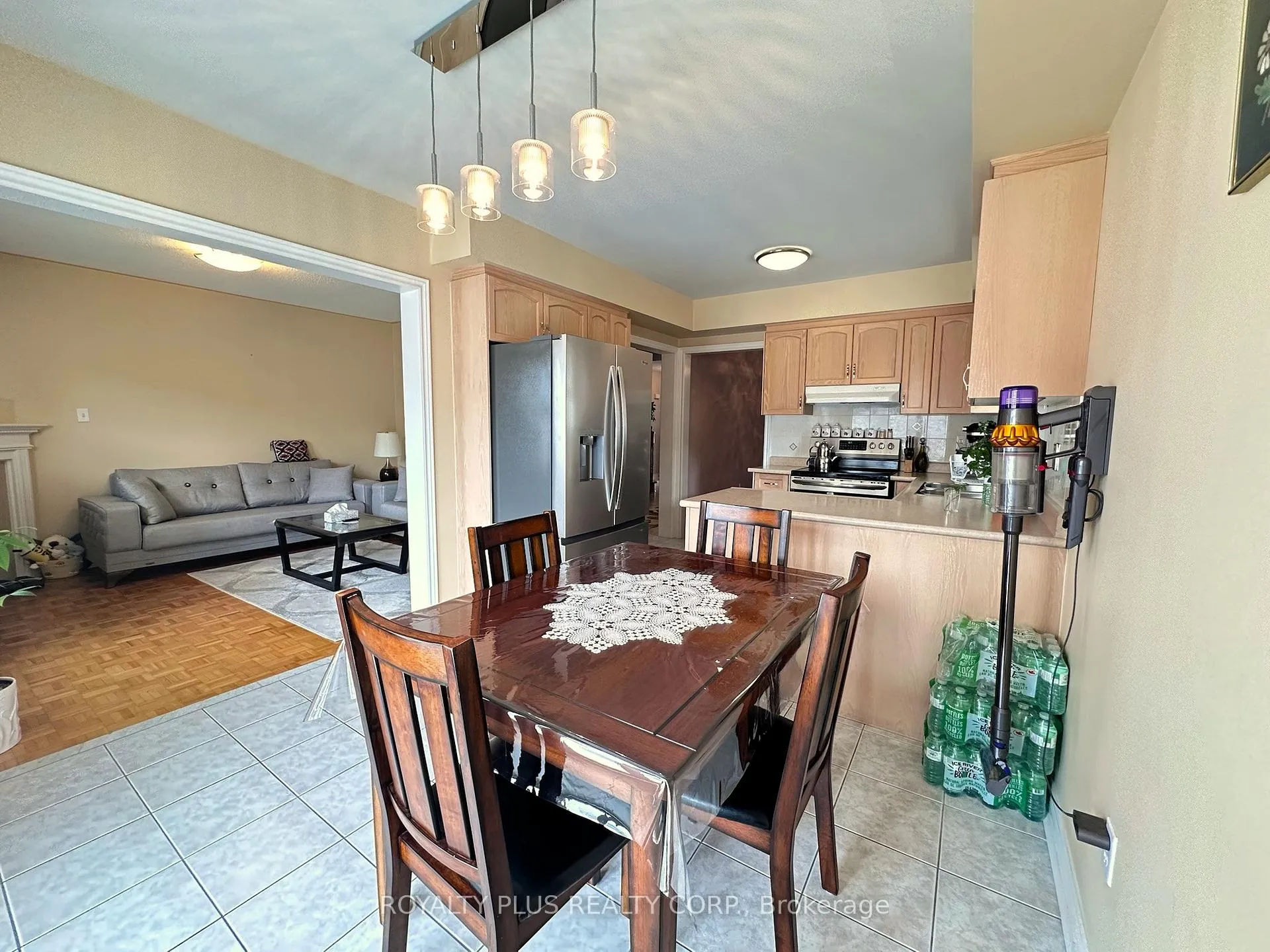 Photo 5 of 156 Villandry Crescent, Vaughan, Maple — HOMEH