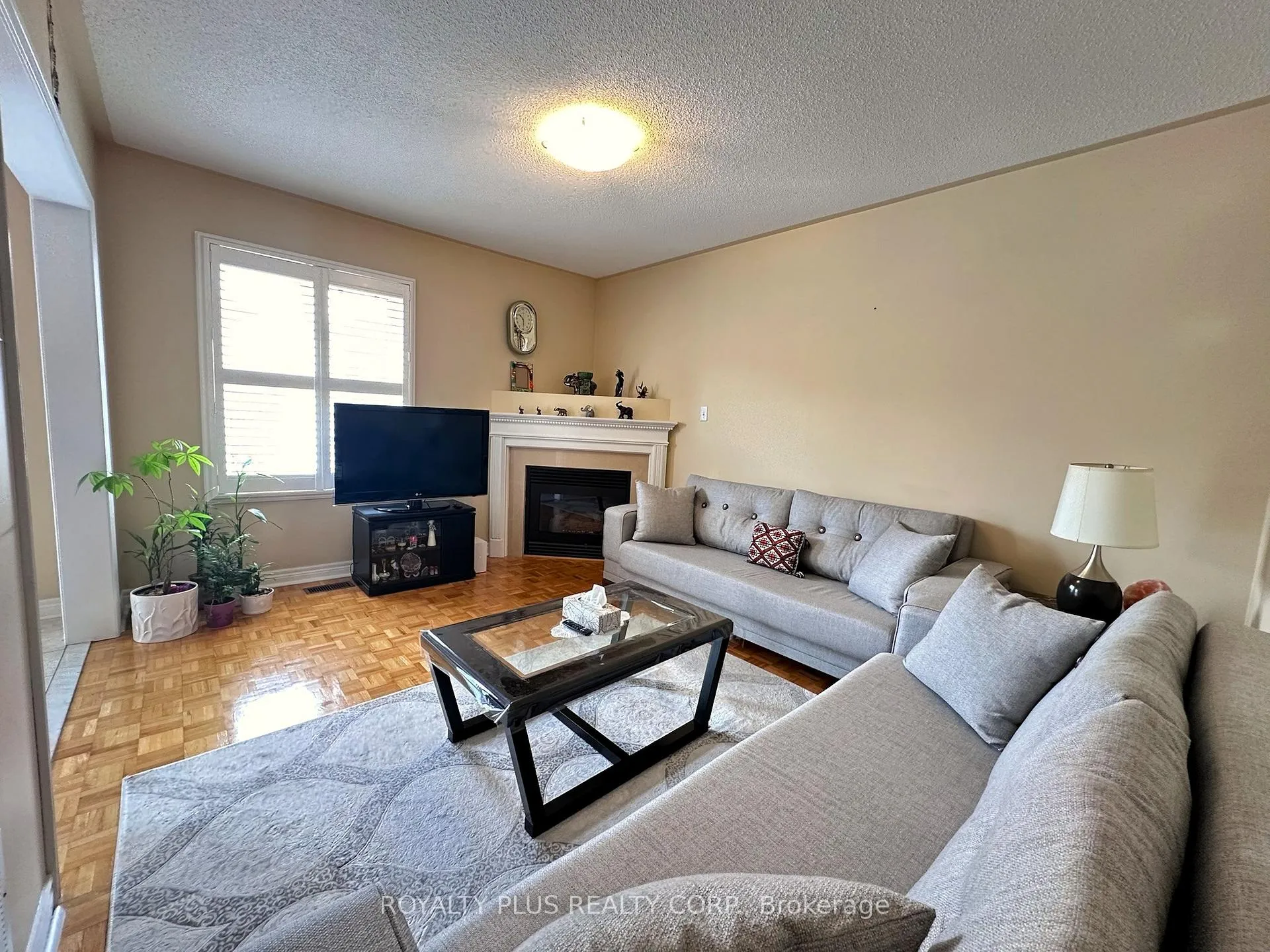 Photo 7 of 156 Villandry Crescent, Vaughan, Maple — HOMEH