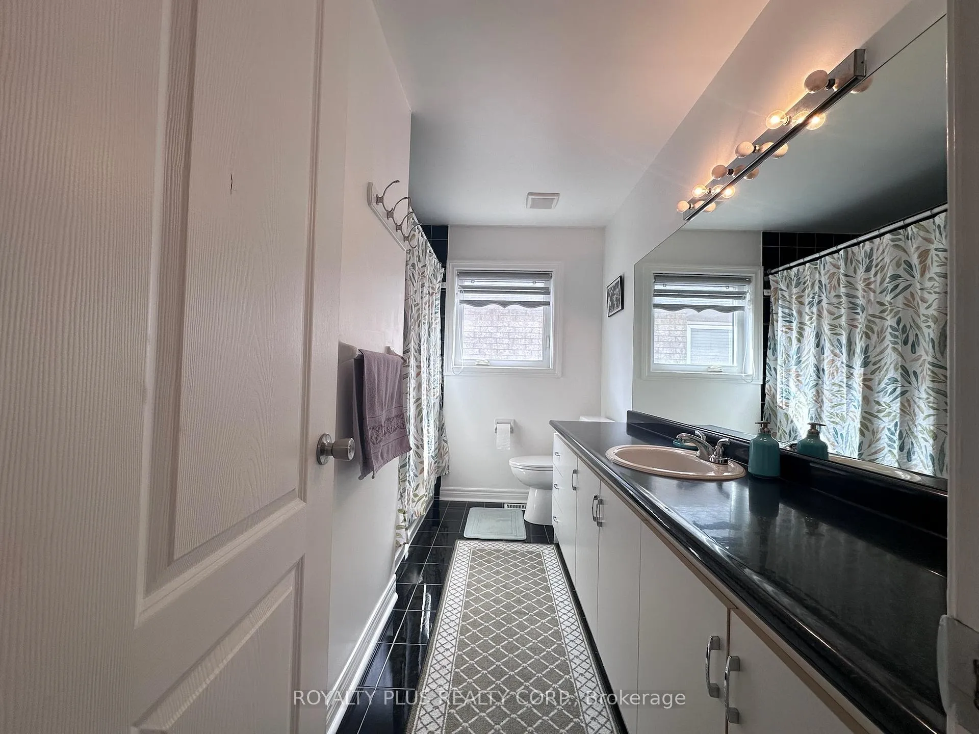 Photo 9 of 156 Villandry Crescent, Vaughan, Maple — HOMEH