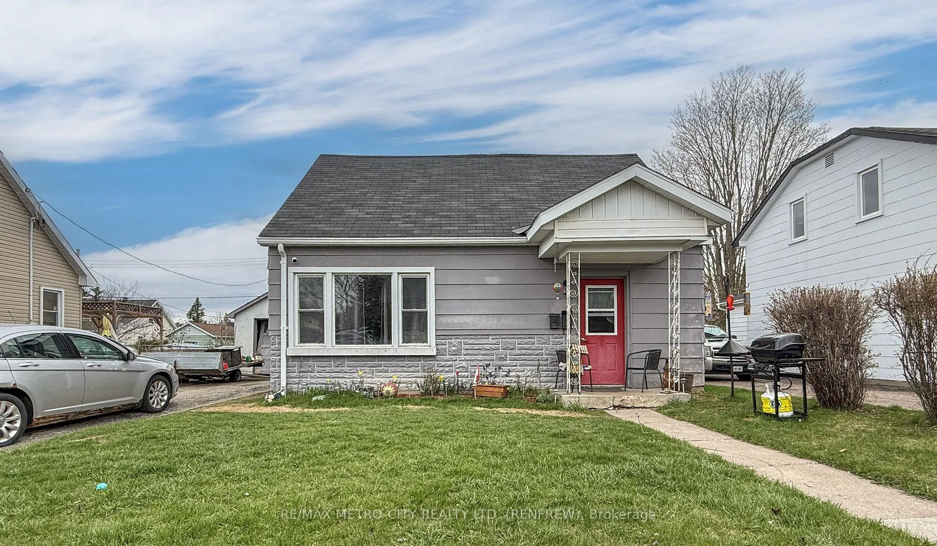 Photo 2 of 467 Dominion Street, Renfrew — HOMEH