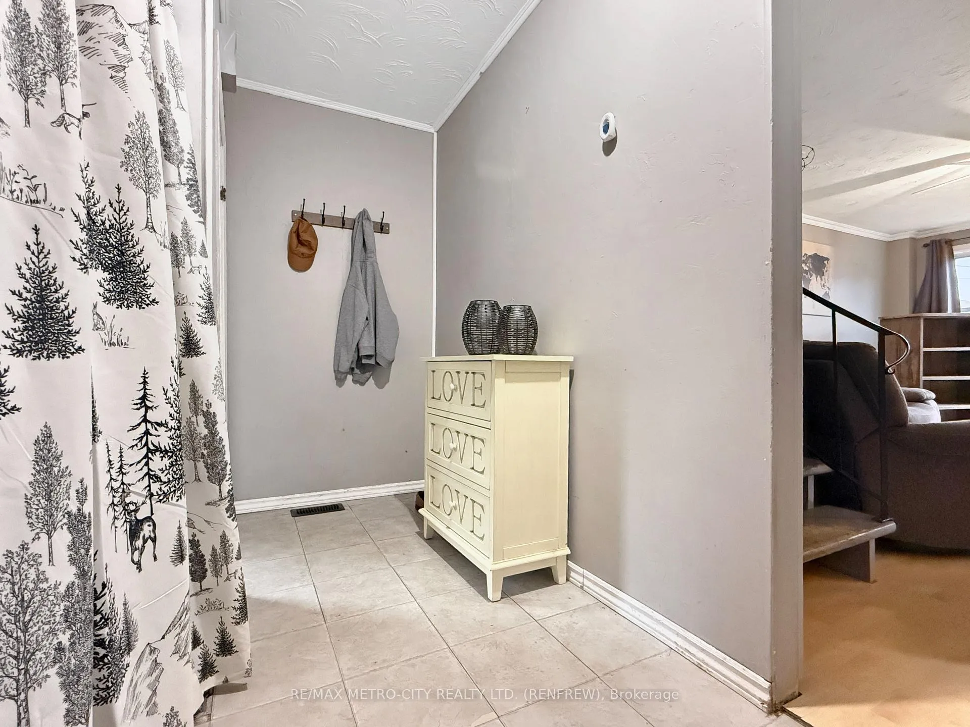 Photo 3 of 467 Dominion Street, Renfrew — HOMEH