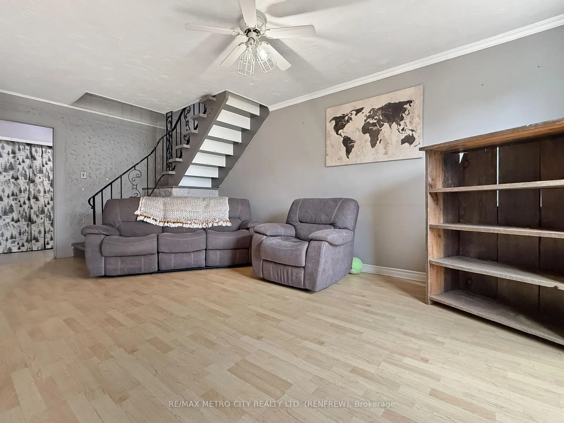 Photo 5 of 467 Dominion Street, Renfrew — HOMEH