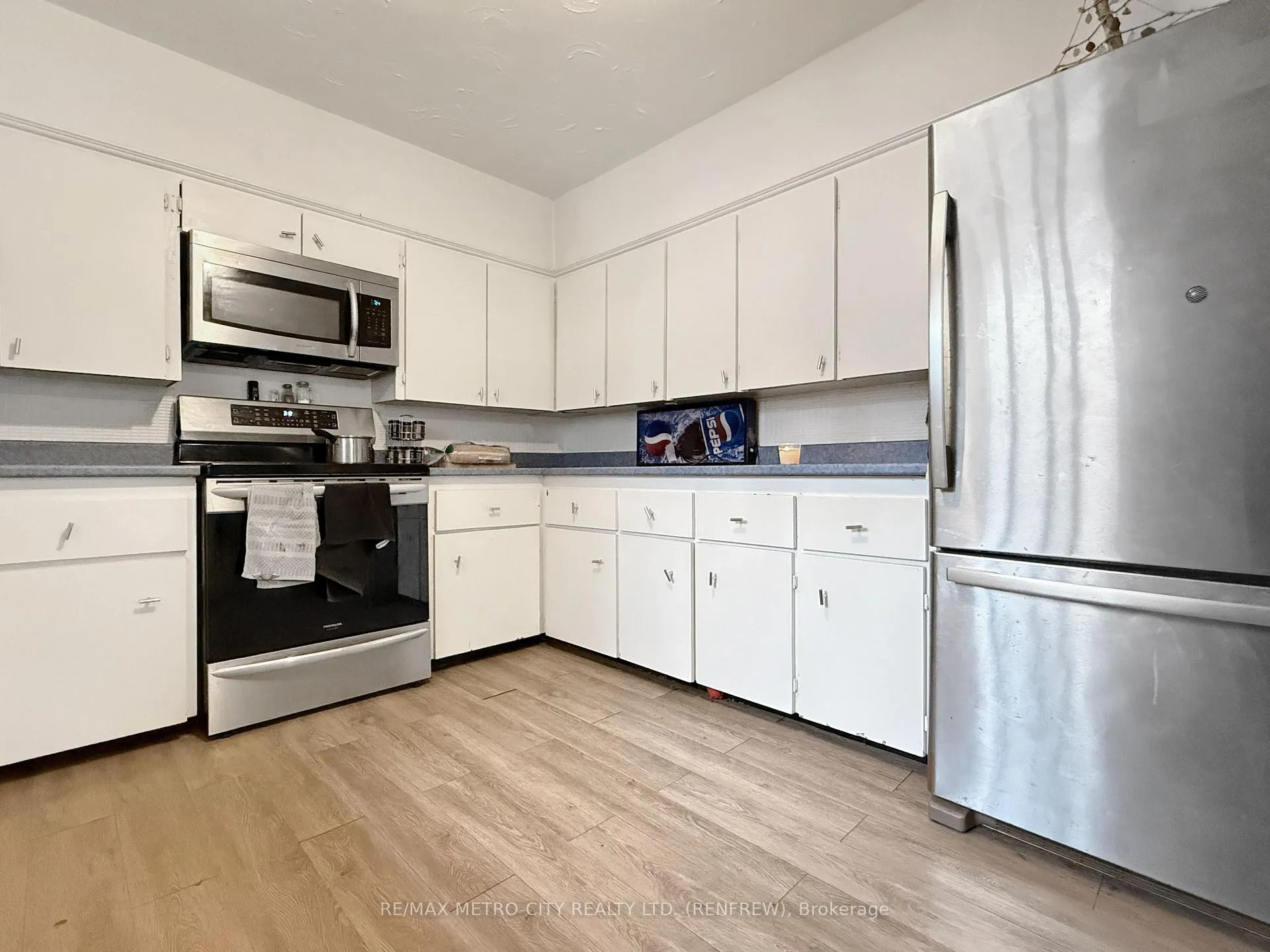 Photo 8 of 467 Dominion Street, Renfrew — HOMEH