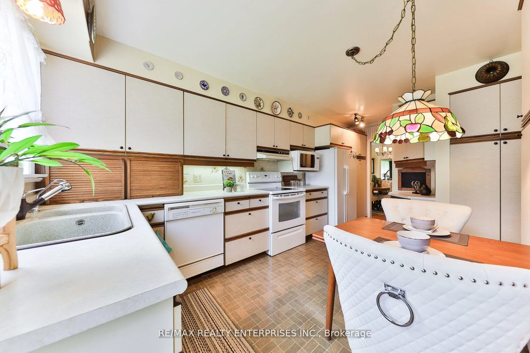 Photo 9 of 1364 Avonbridge Drive, Mississauga, Mineola — HOMEH