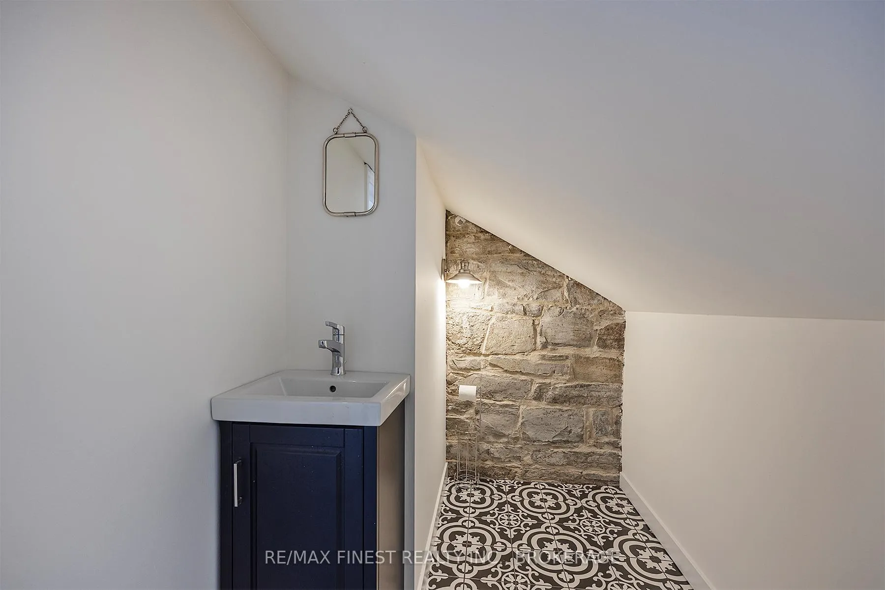 Photo 23 of 114 Yonge Street, Kingston, Central City West — HOMEH
