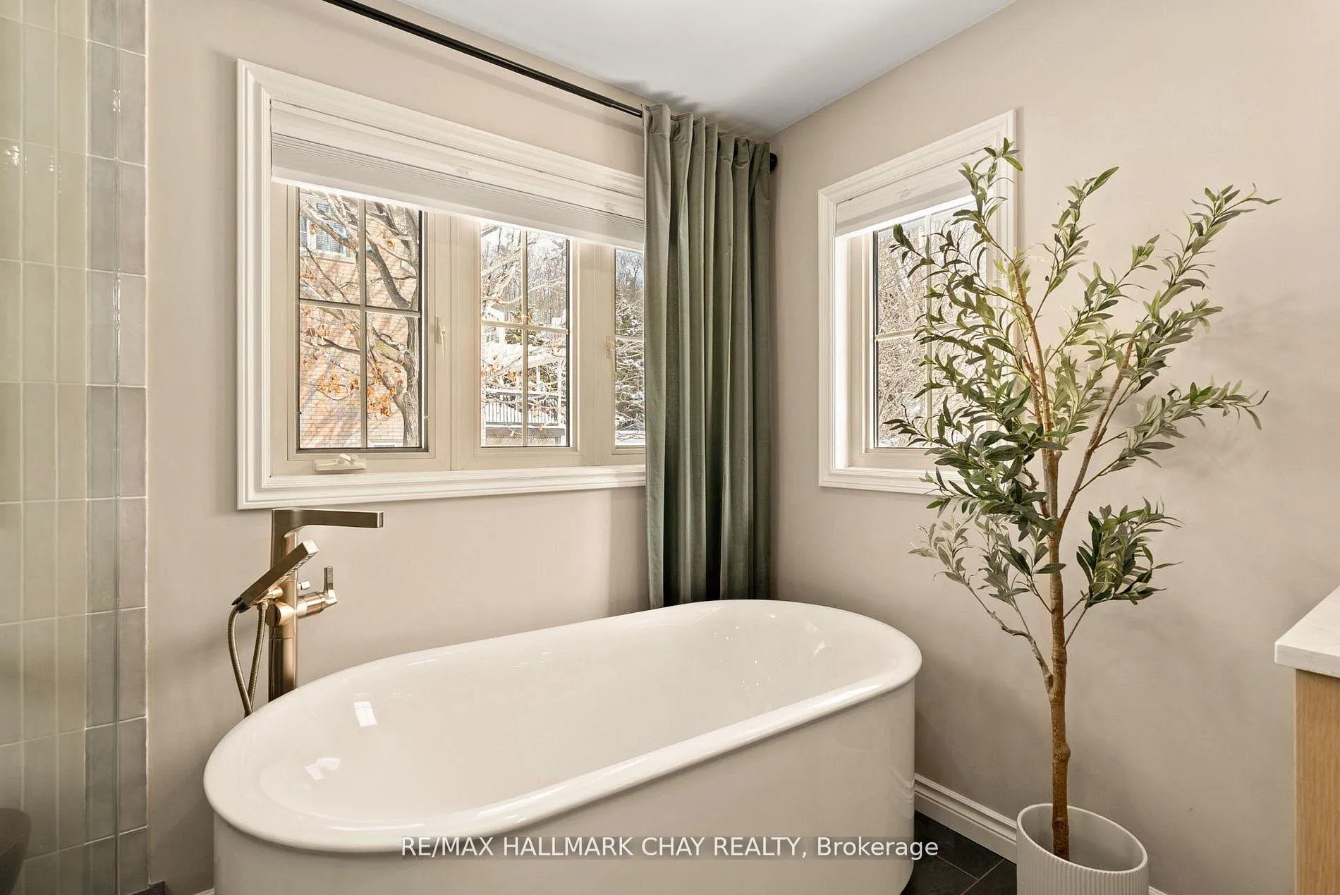 Photo 24 of 32 Forest Hill Drive, Springwater, Midhurst — HOMEH
