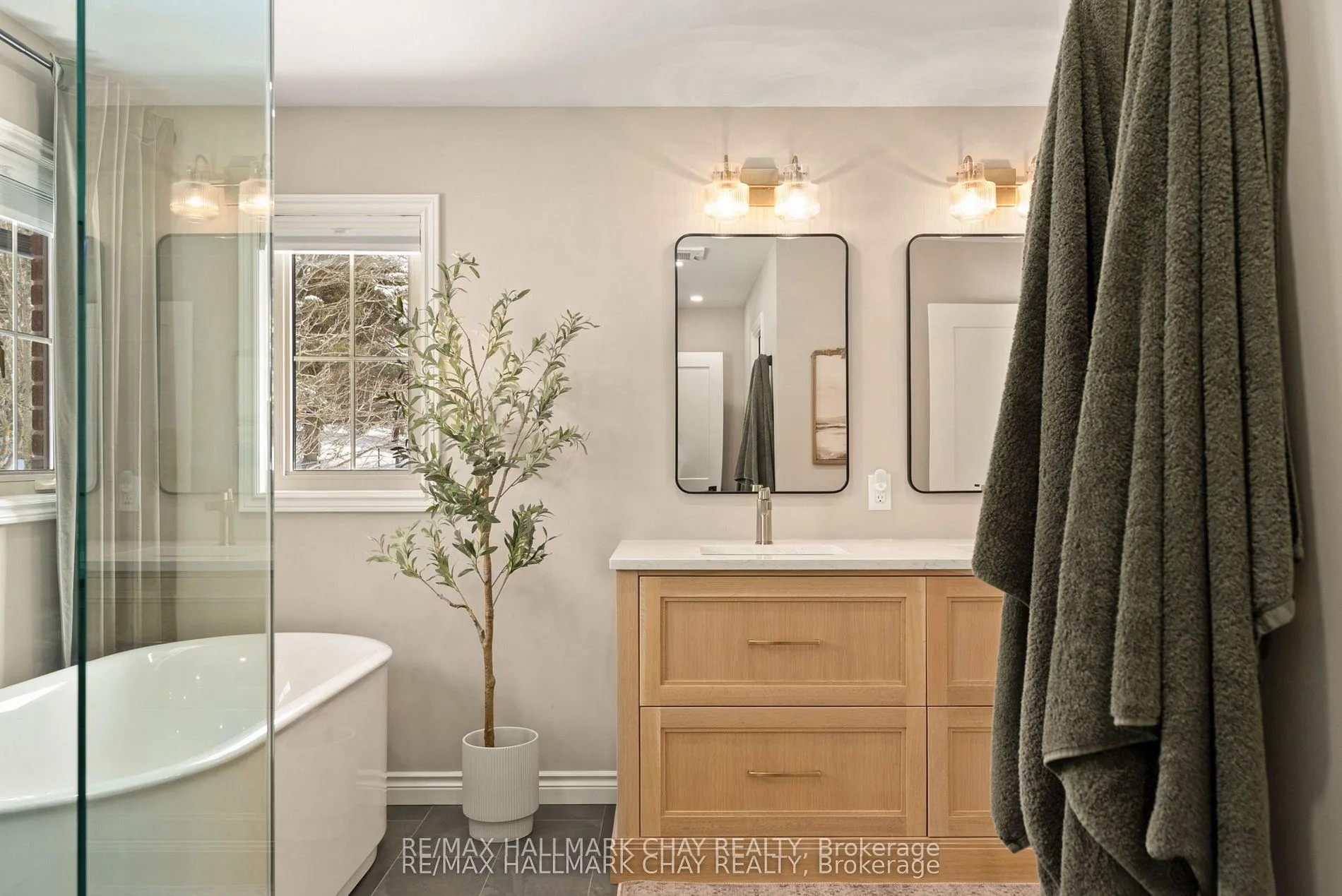 Photo 26 of 32 Forest Hill Drive, Springwater, Midhurst — HOMEH