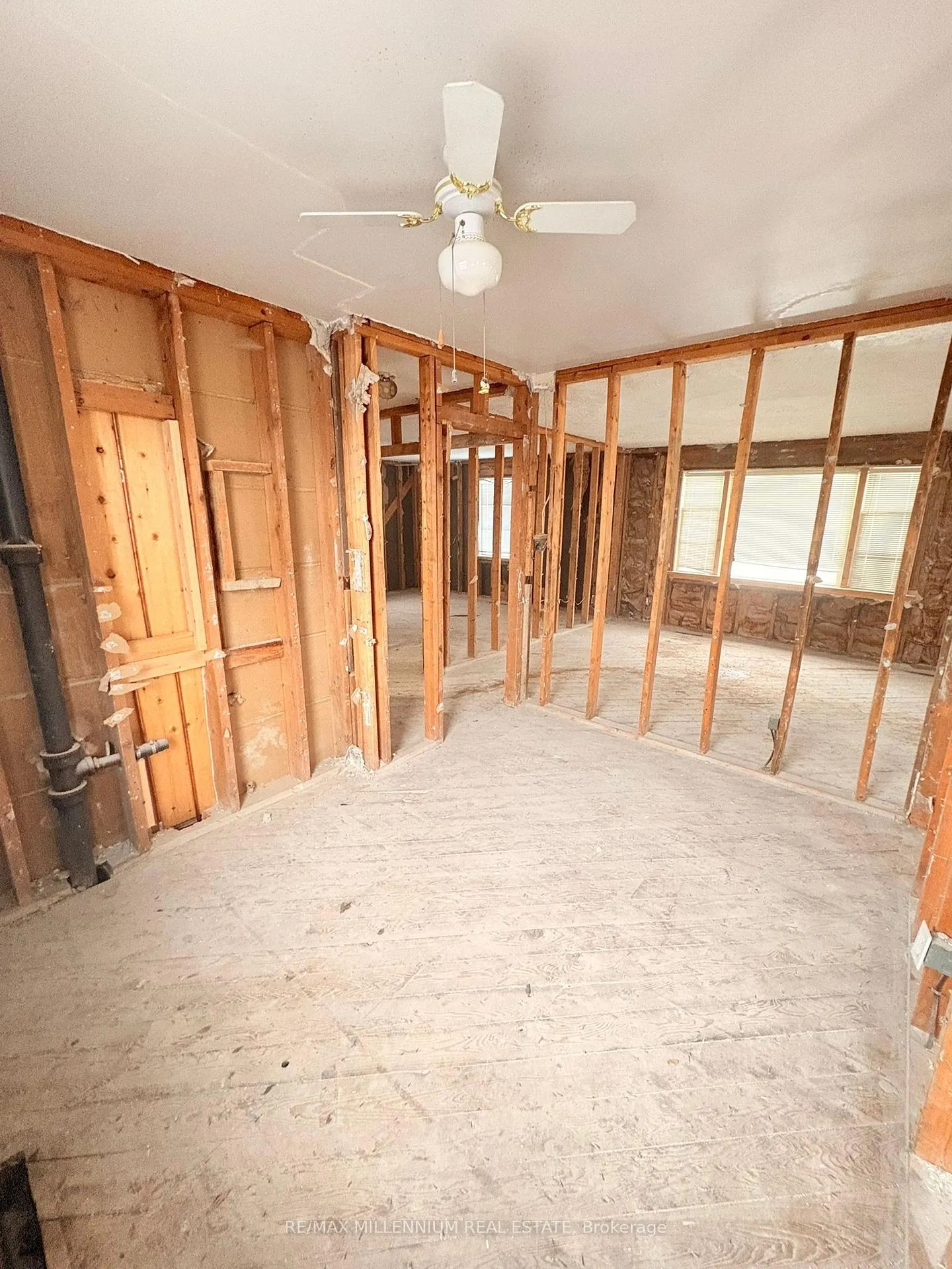 Photo 11 of 706 Fairbairn Street, Peterborough, Northcrest Ward 5 — HOMEH